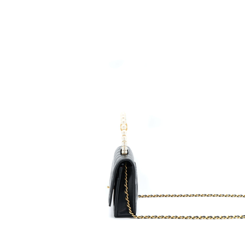 chanel-21s-wallet-on-chain-with-pearl-cc-logo-round-handle-lambskin-black-brushed-ghw