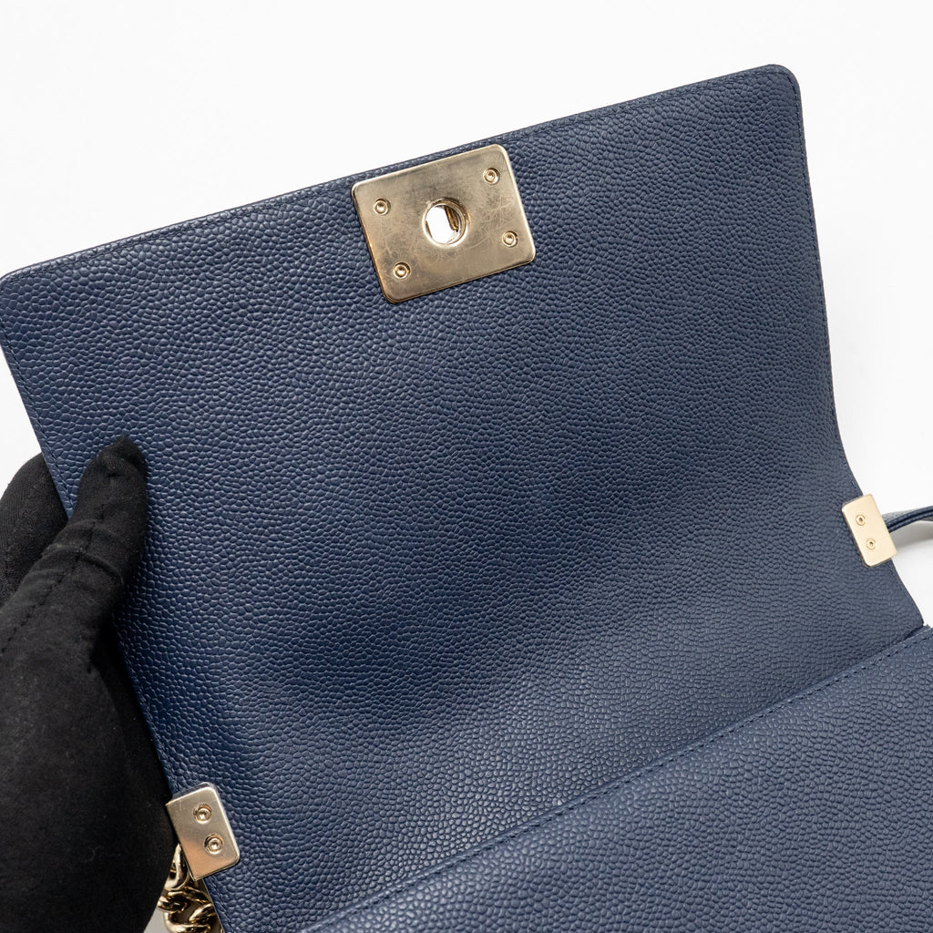chanel-medium-boy-bag-caviar-navy-lghw