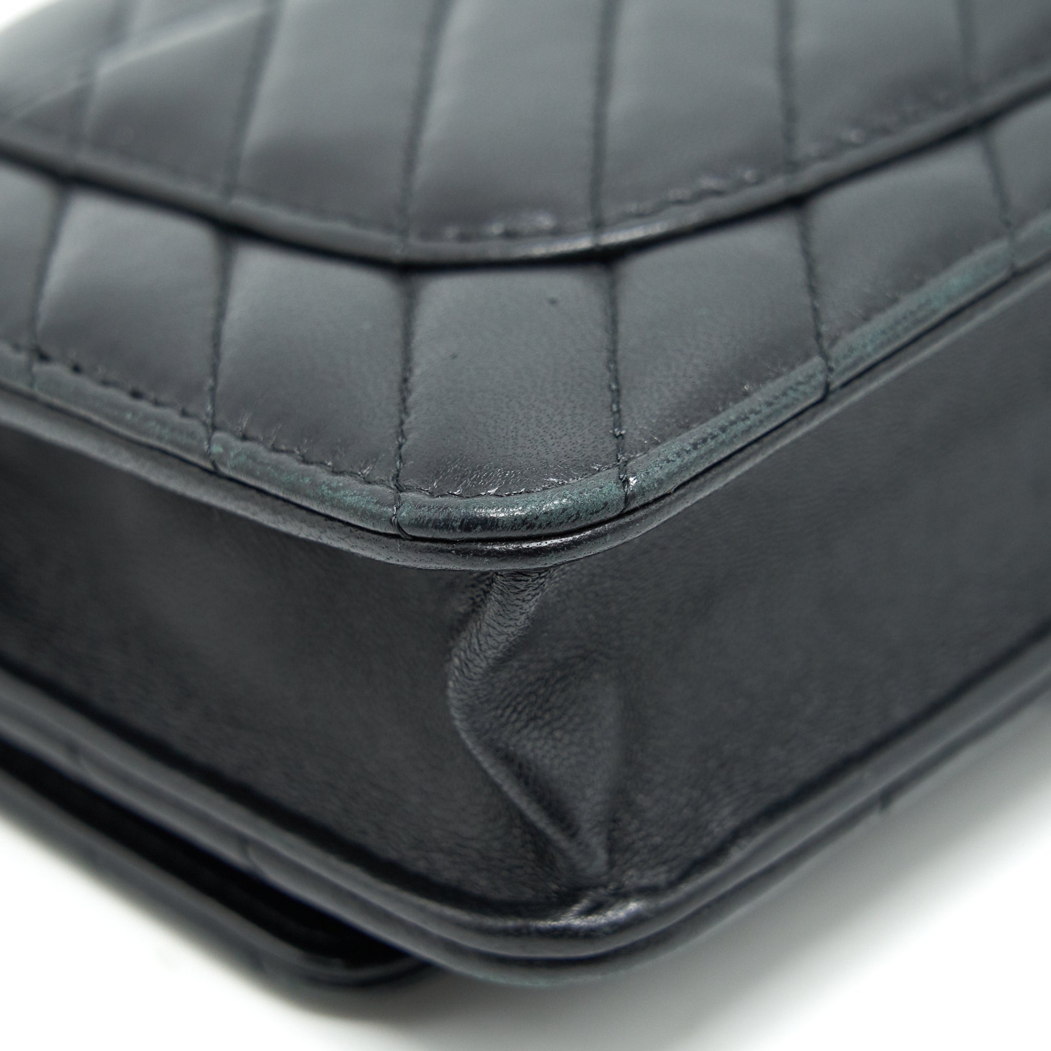chanel-chevron-wallet-on-chain-lambskin-black-with-ghw
