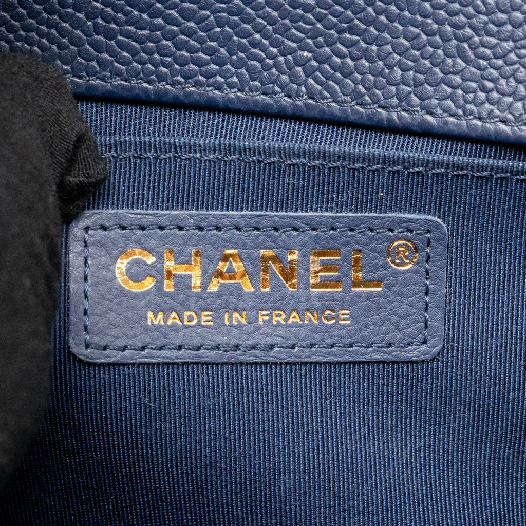 chanel-medium-boy-bag-caviar-navy-lghw