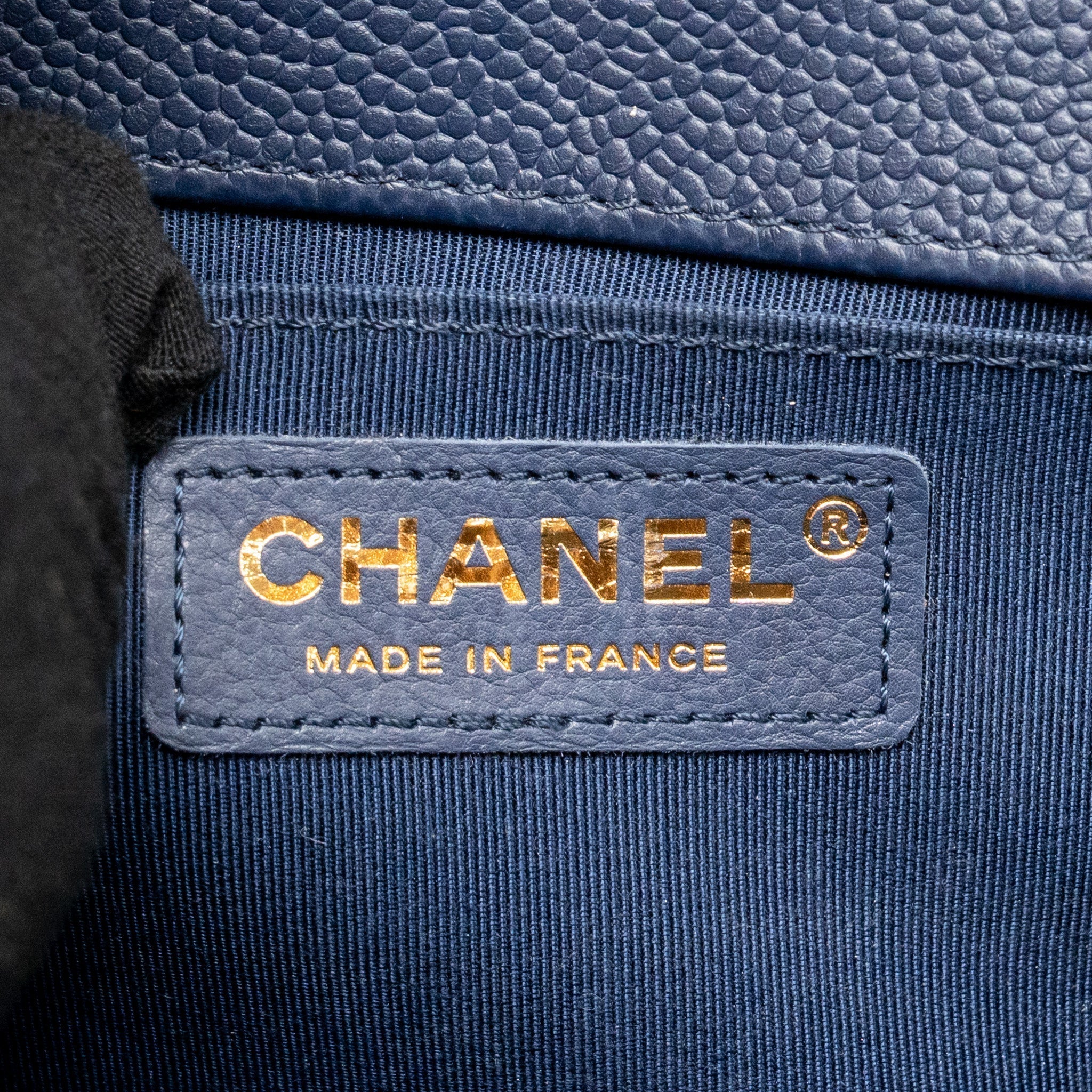 chanel-medium-boy-bag-caviar-navy-lghw