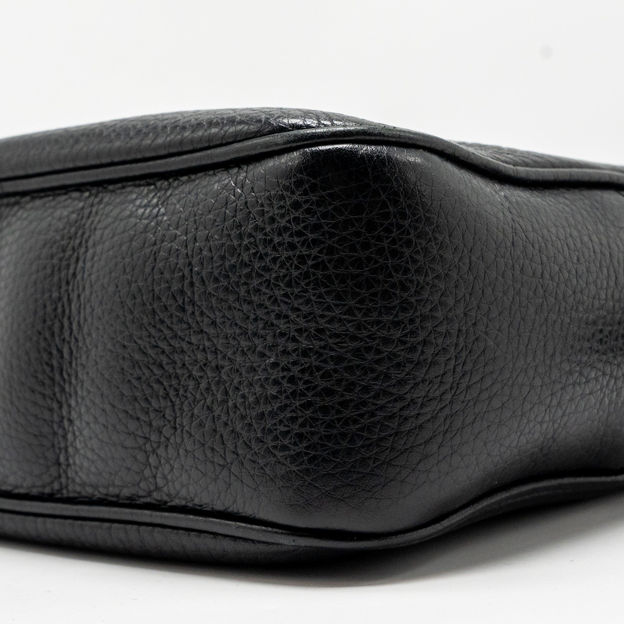 gucci-soho-disco-camera-crossbody-bag-calfskin-black-lghw