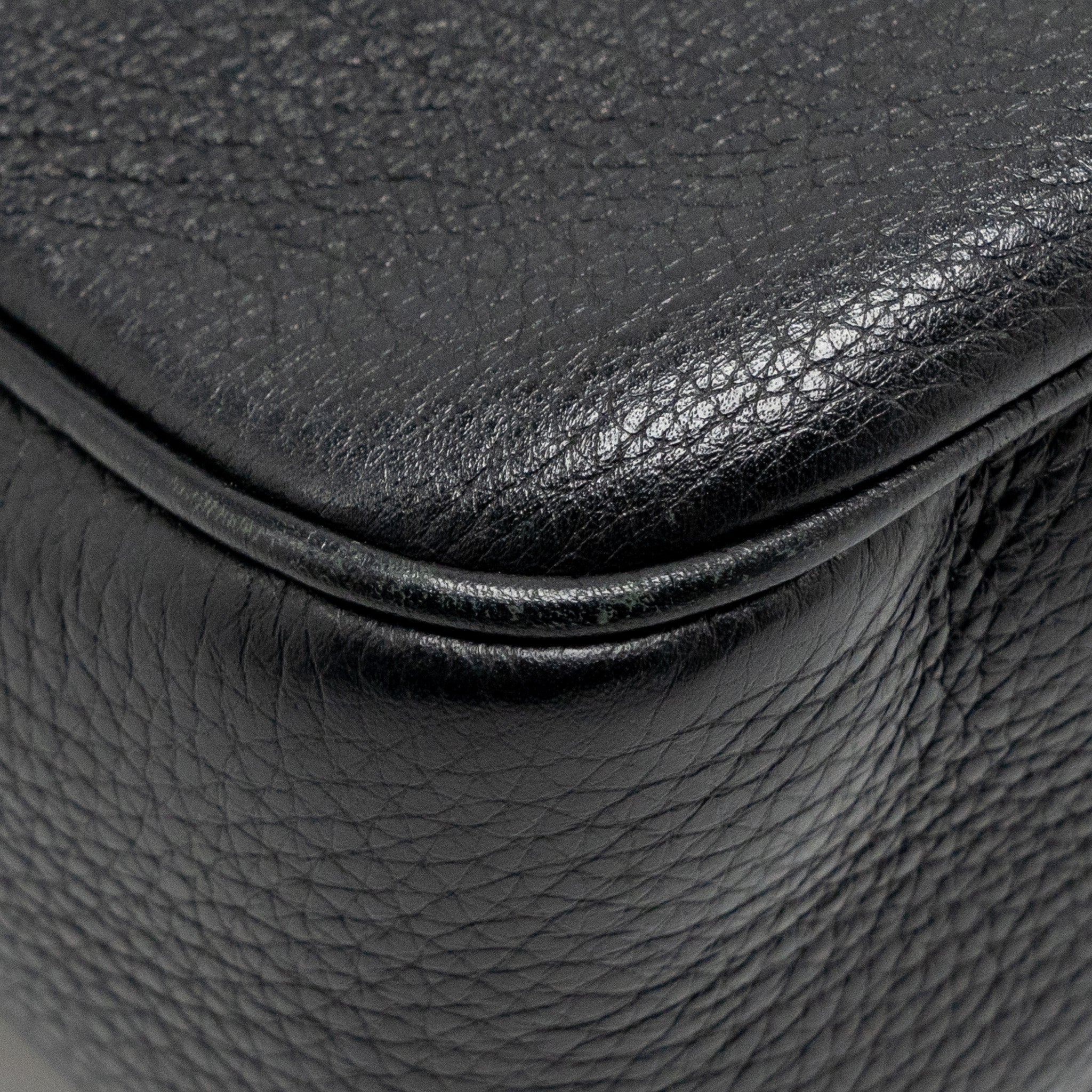 gucci-soho-disco-camera-crossbody-bag-calfskin-black-lghw