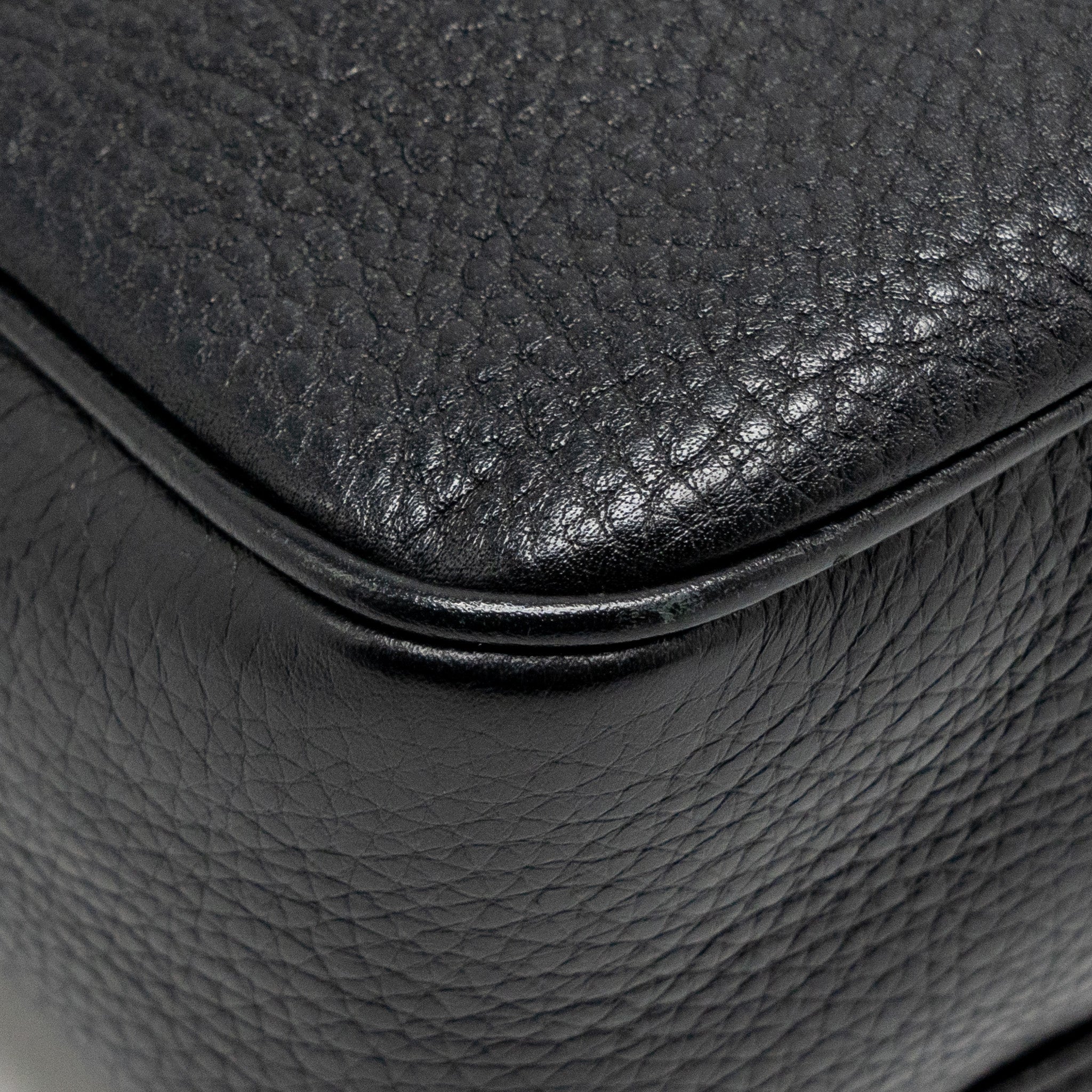 gucci-soho-disco-camera-crossbody-bag-calfskin-black-lghw