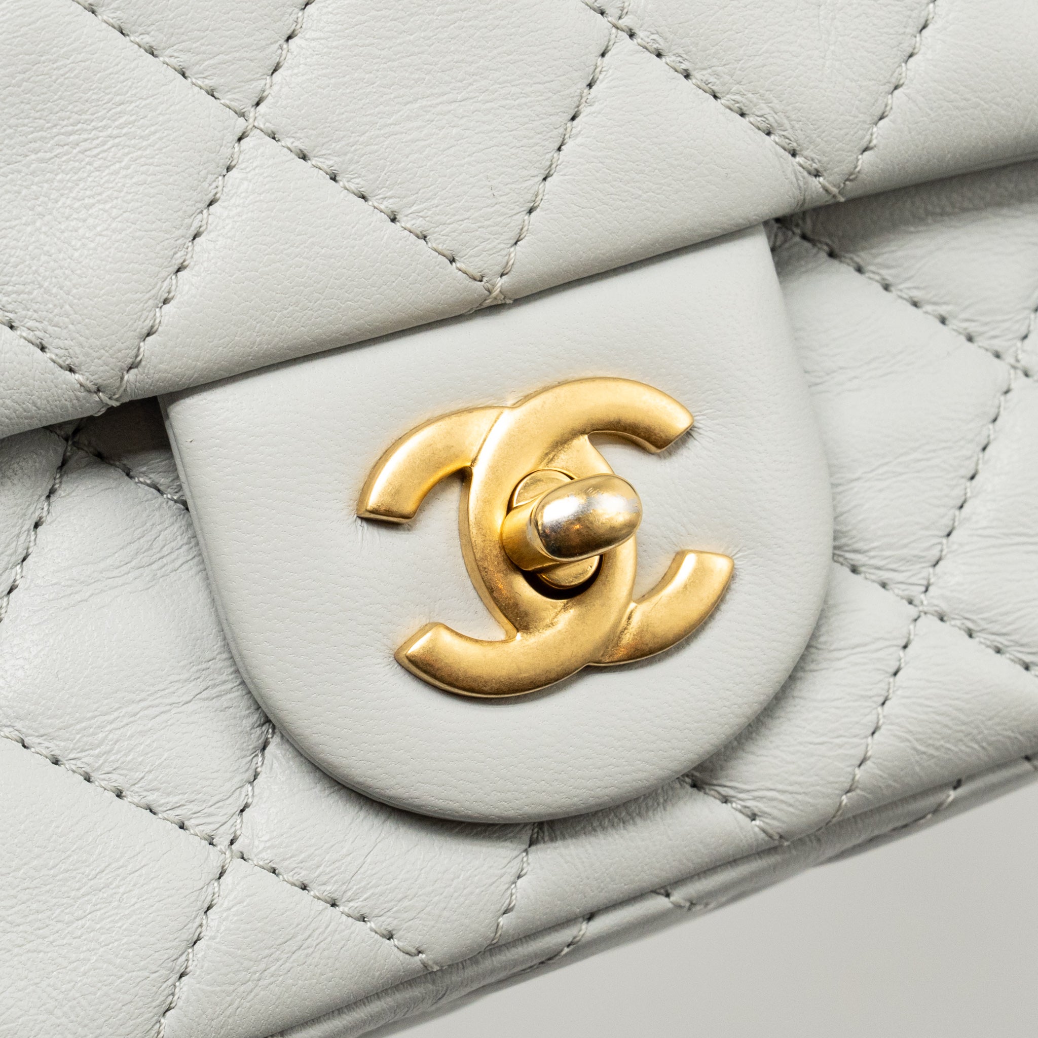 chanel-pearl-crush-mini-rectangular-flap-bag-lambskin-grey-ghwmicrochip