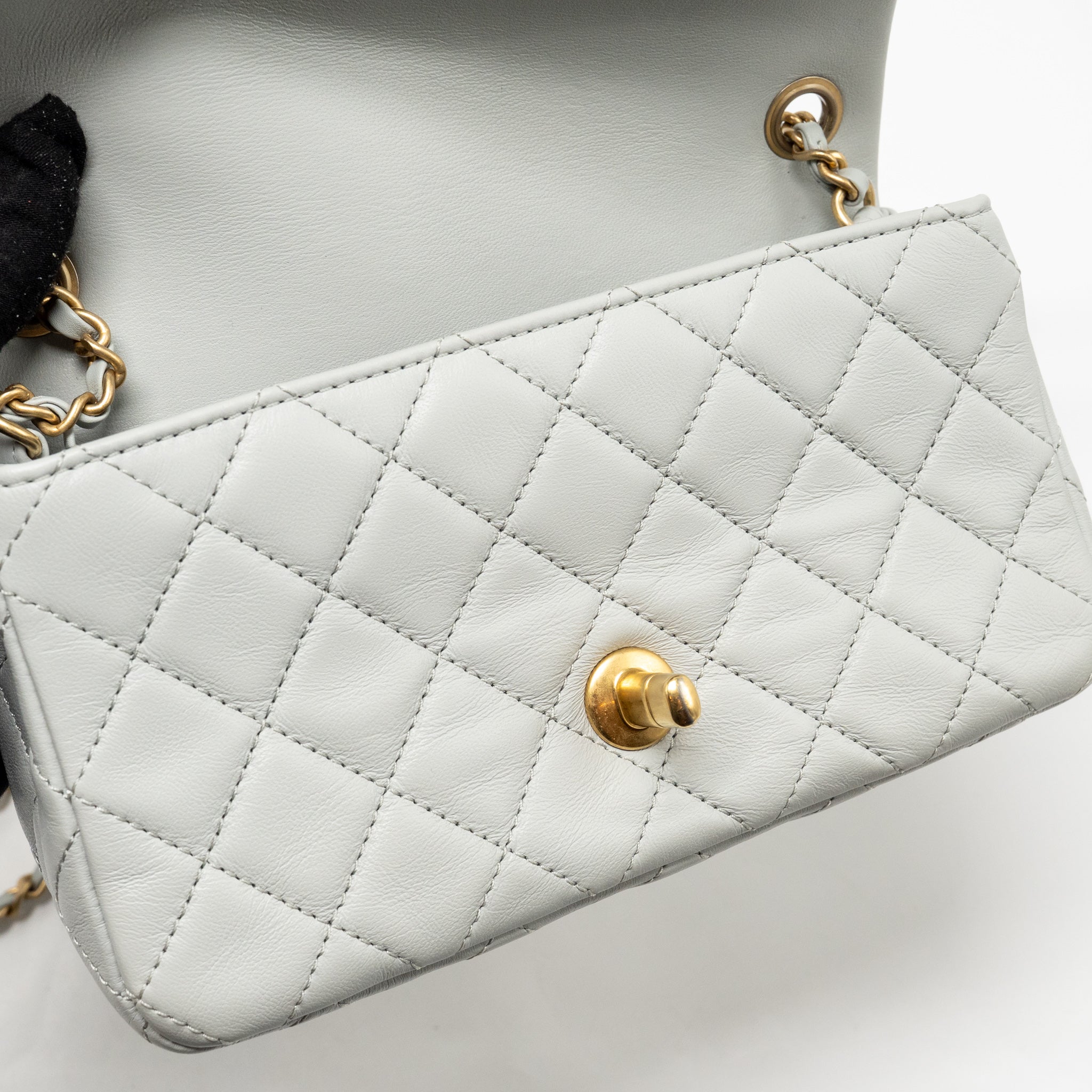chanel-pearl-crush-mini-rectangular-flap-bag-lambskin-grey-ghwmicrochip