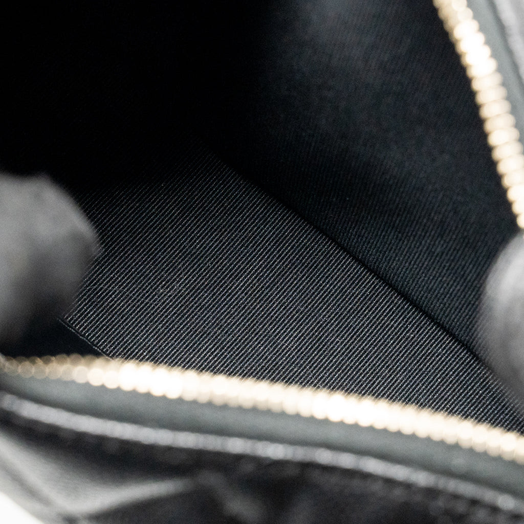 chanel-25c-detail-cc-logo-quilted-hobo-bag-caviar-black-lghwmicrochip-1