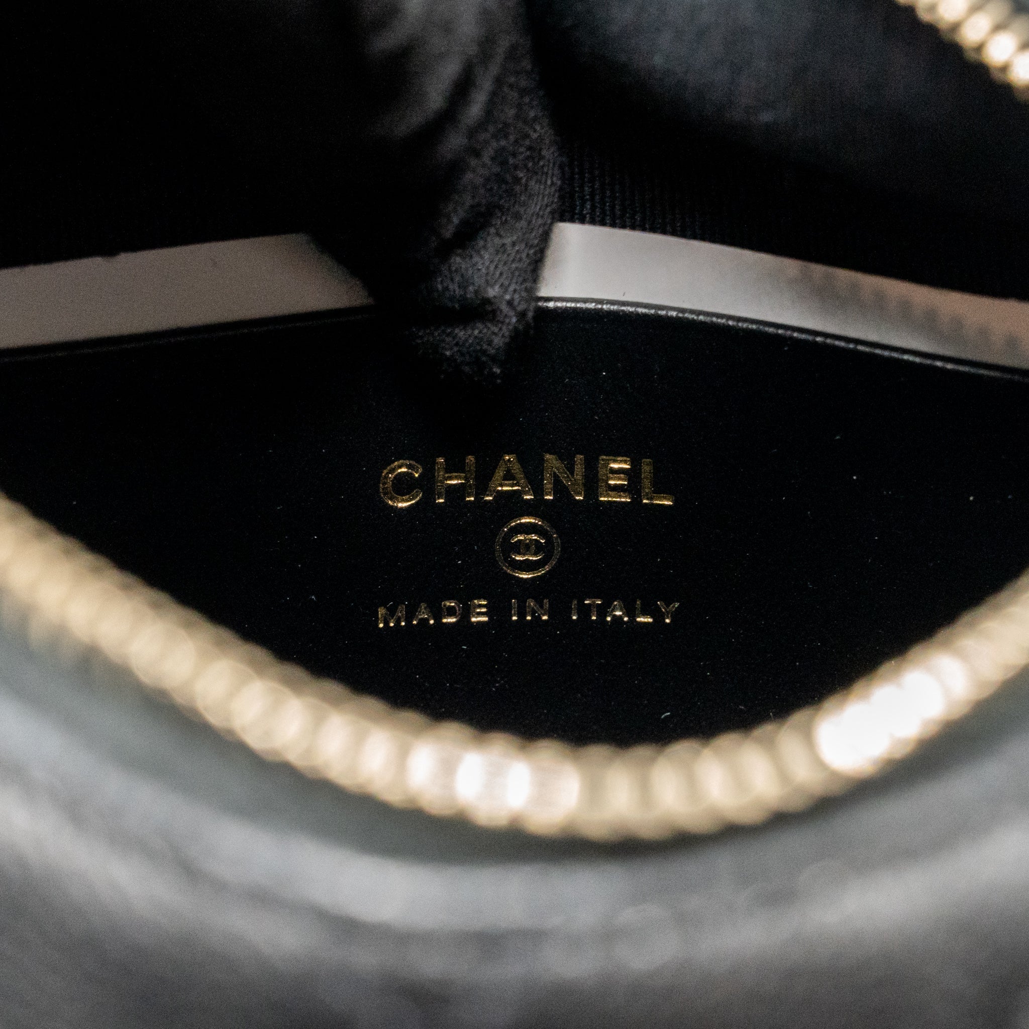 chanel-25c-detail-cc-logo-quilted-hobo-bag-caviar-black-lghwmicrochip-1