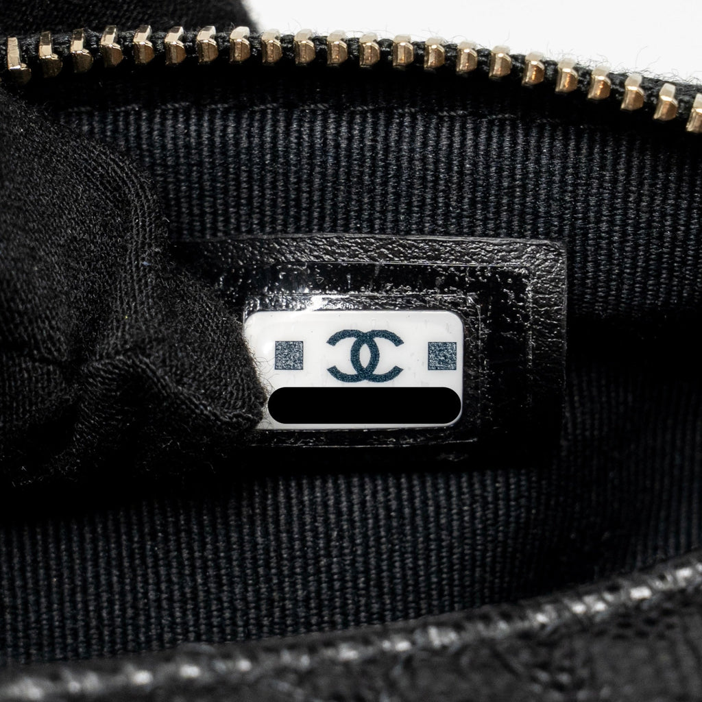 chanel-25c-detail-cc-logo-quilted-hobo-bag-caviar-black-lghwmicrochip-1