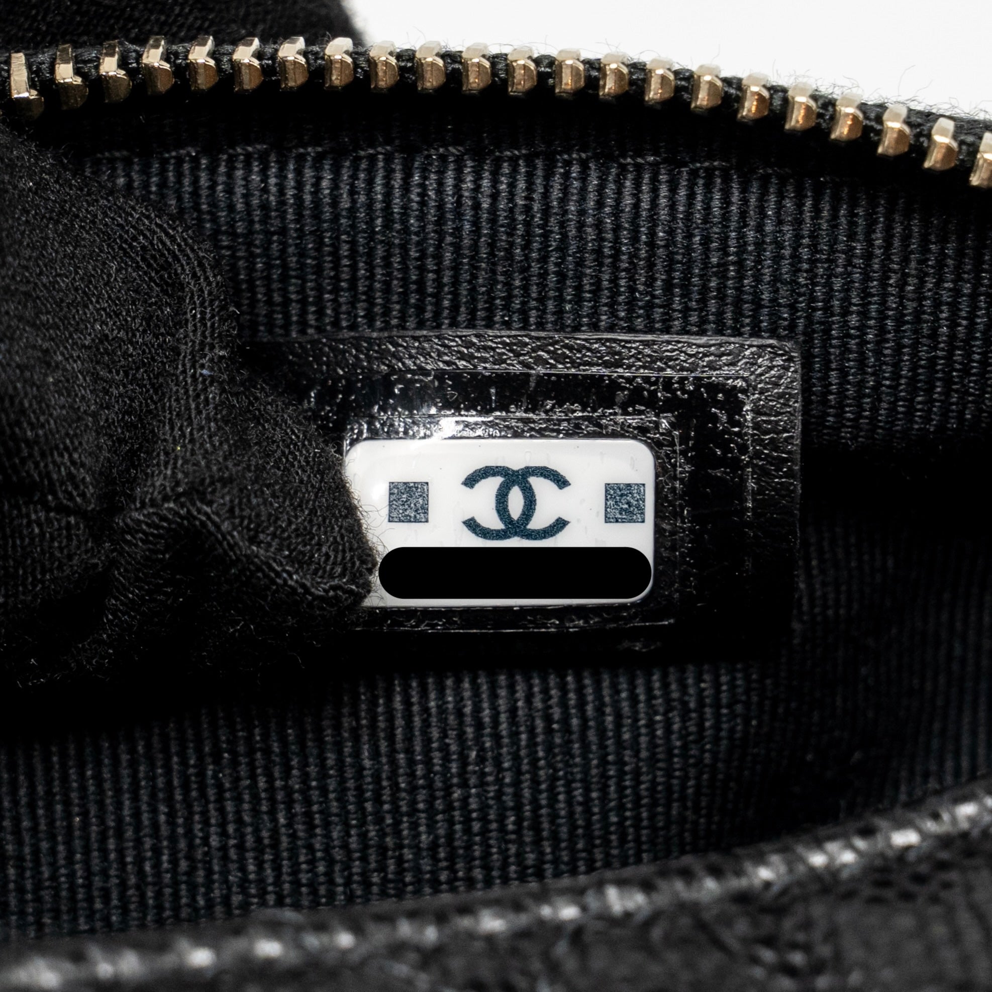 chanel-25c-detail-cc-logo-quilted-hobo-bag-caviar-black-lghwmicrochip-1