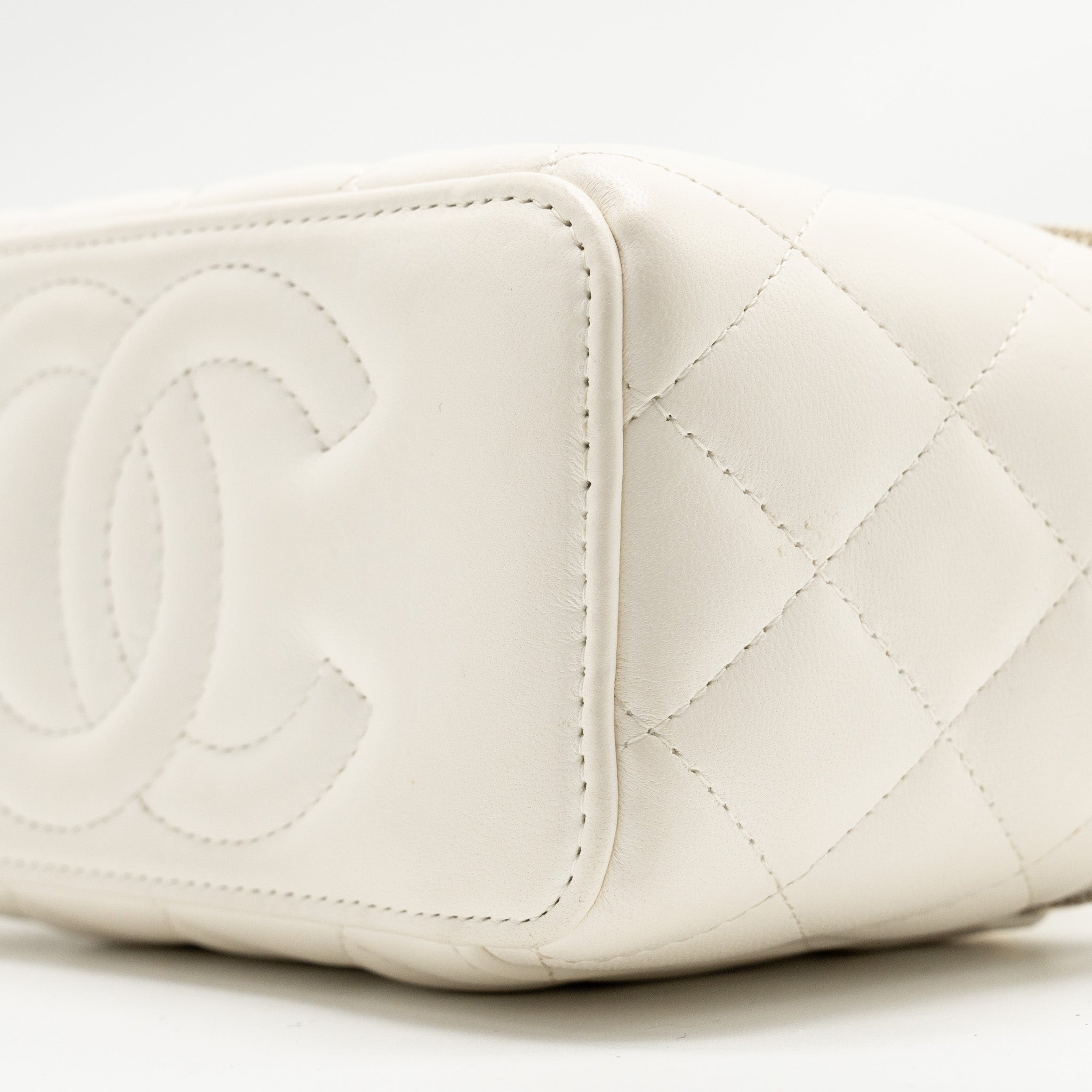 chanel-pearl-crush-long-vanity-case-lambskin-white-ghw-microchip