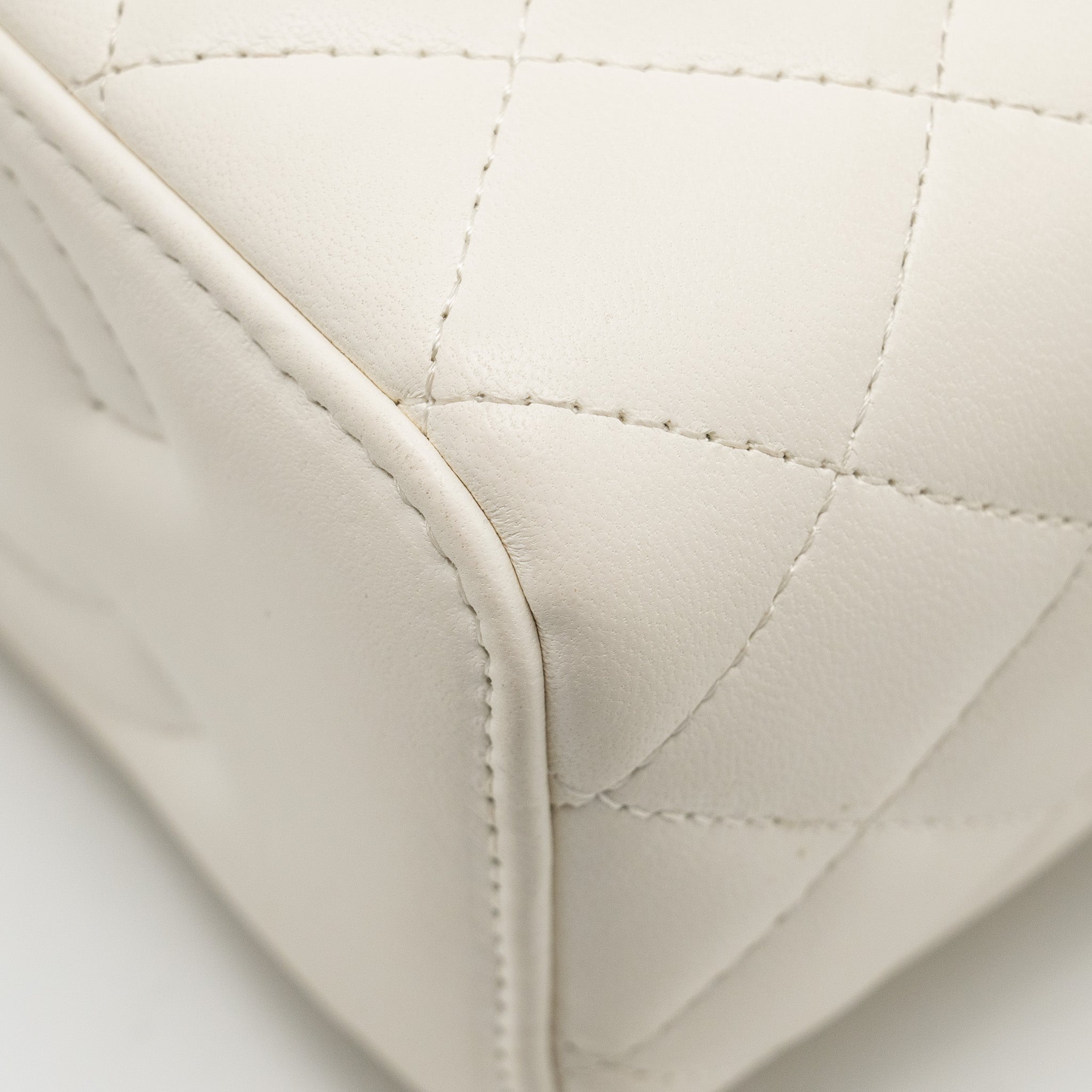 chanel-pearl-crush-long-vanity-case-lambskin-white-ghw-microchip