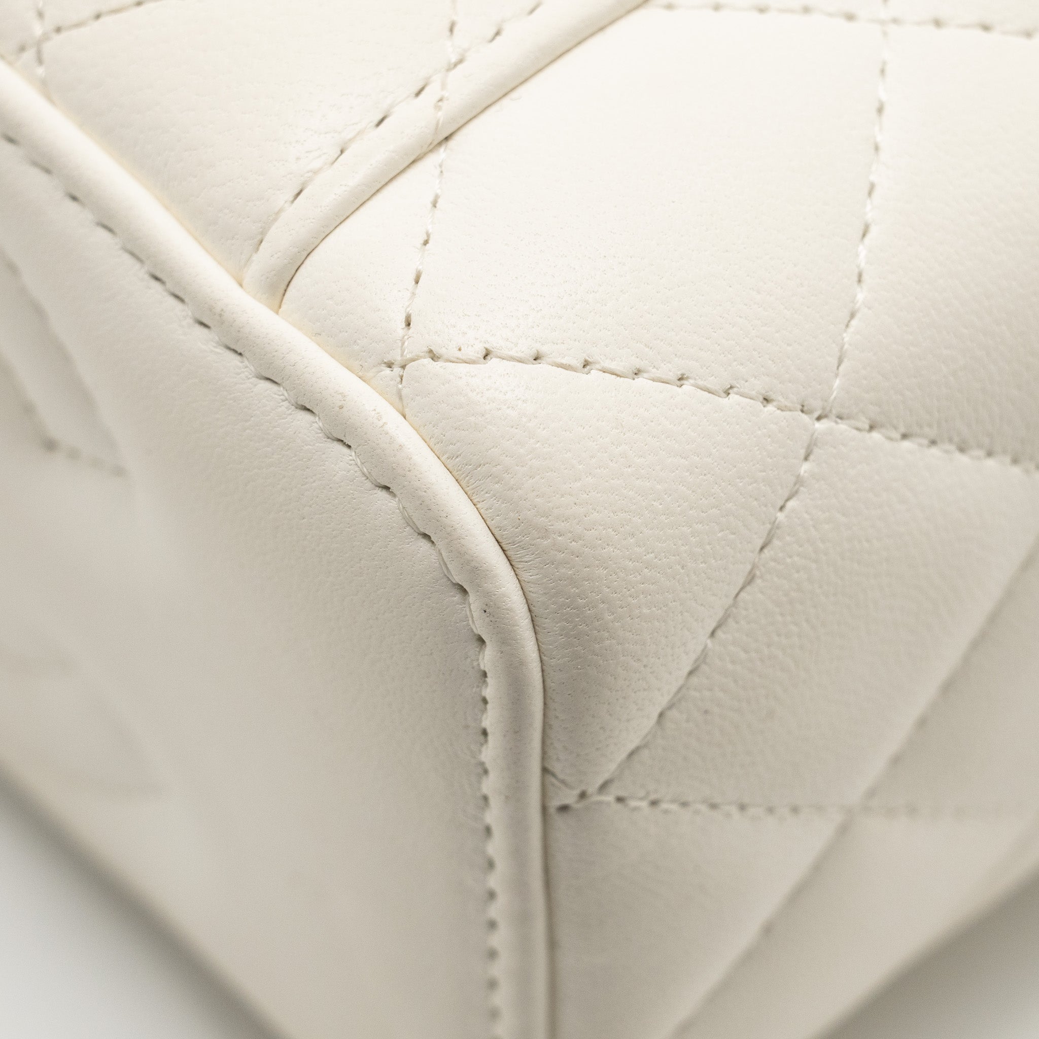 chanel-pearl-crush-long-vanity-case-lambskin-white-ghw-microchip