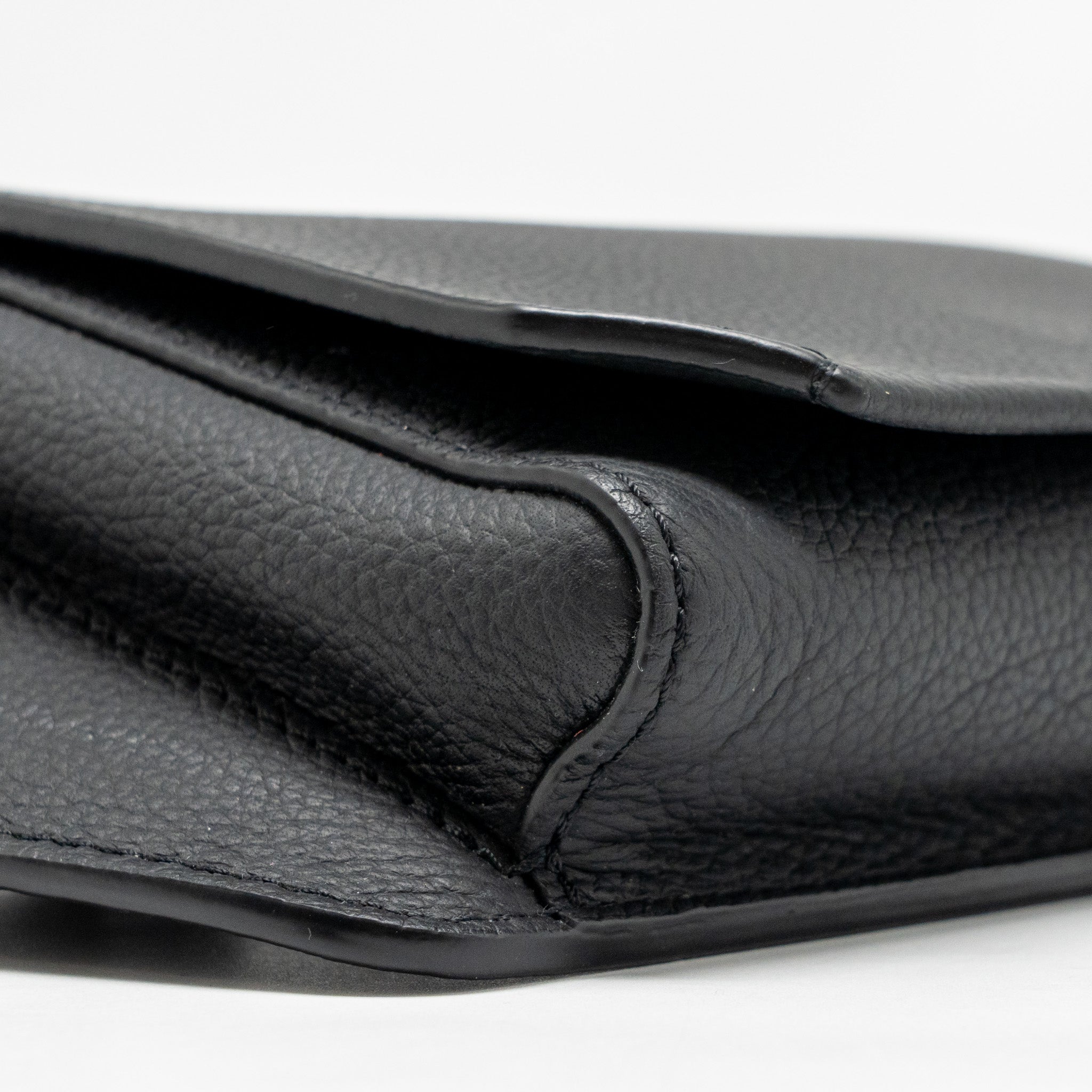 louis-vuitton-aerogram-takeoff-sling-black-grained-calfskin-black-hardware