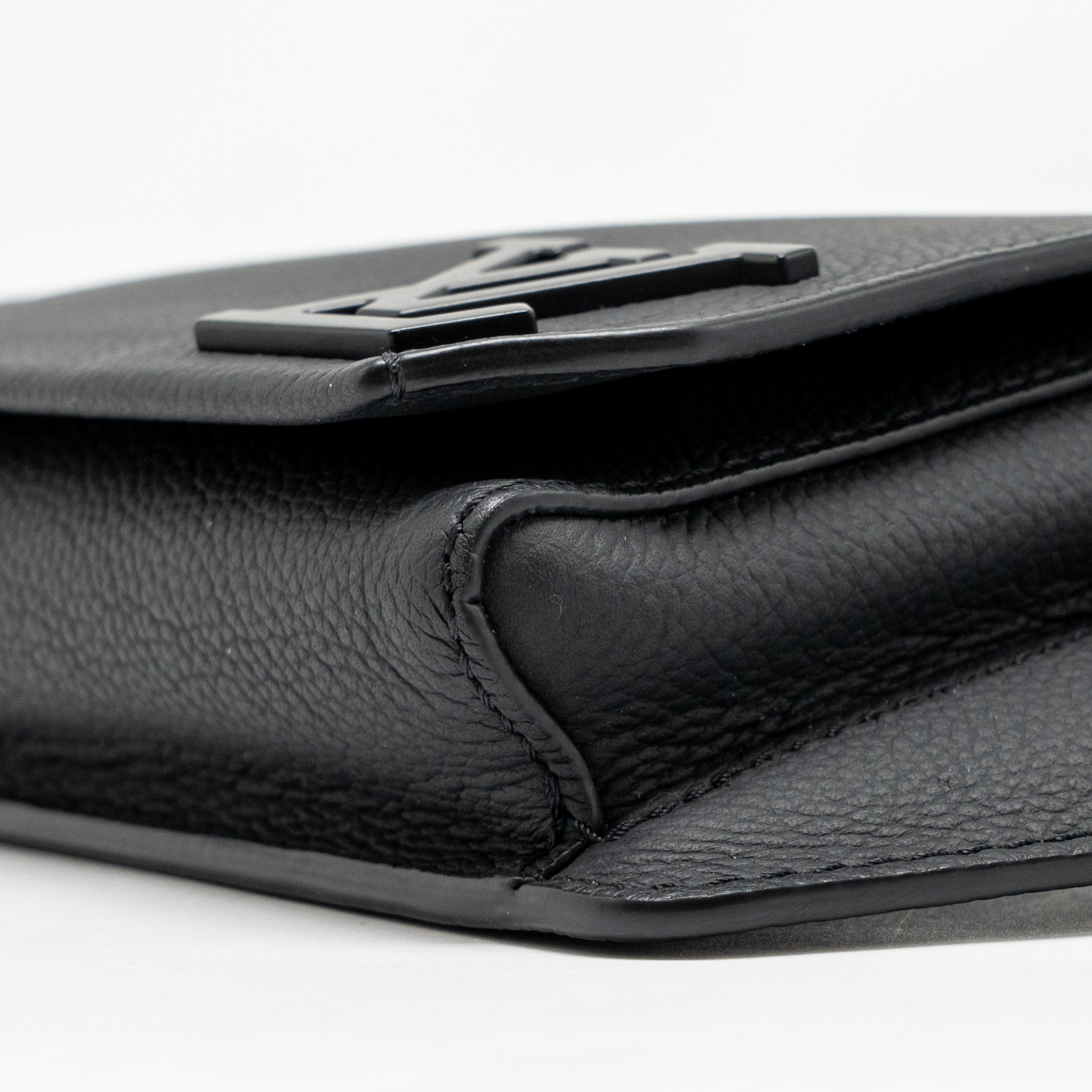 louis-vuitton-aerogram-takeoff-sling-black-grained-calfskin-black-hardware