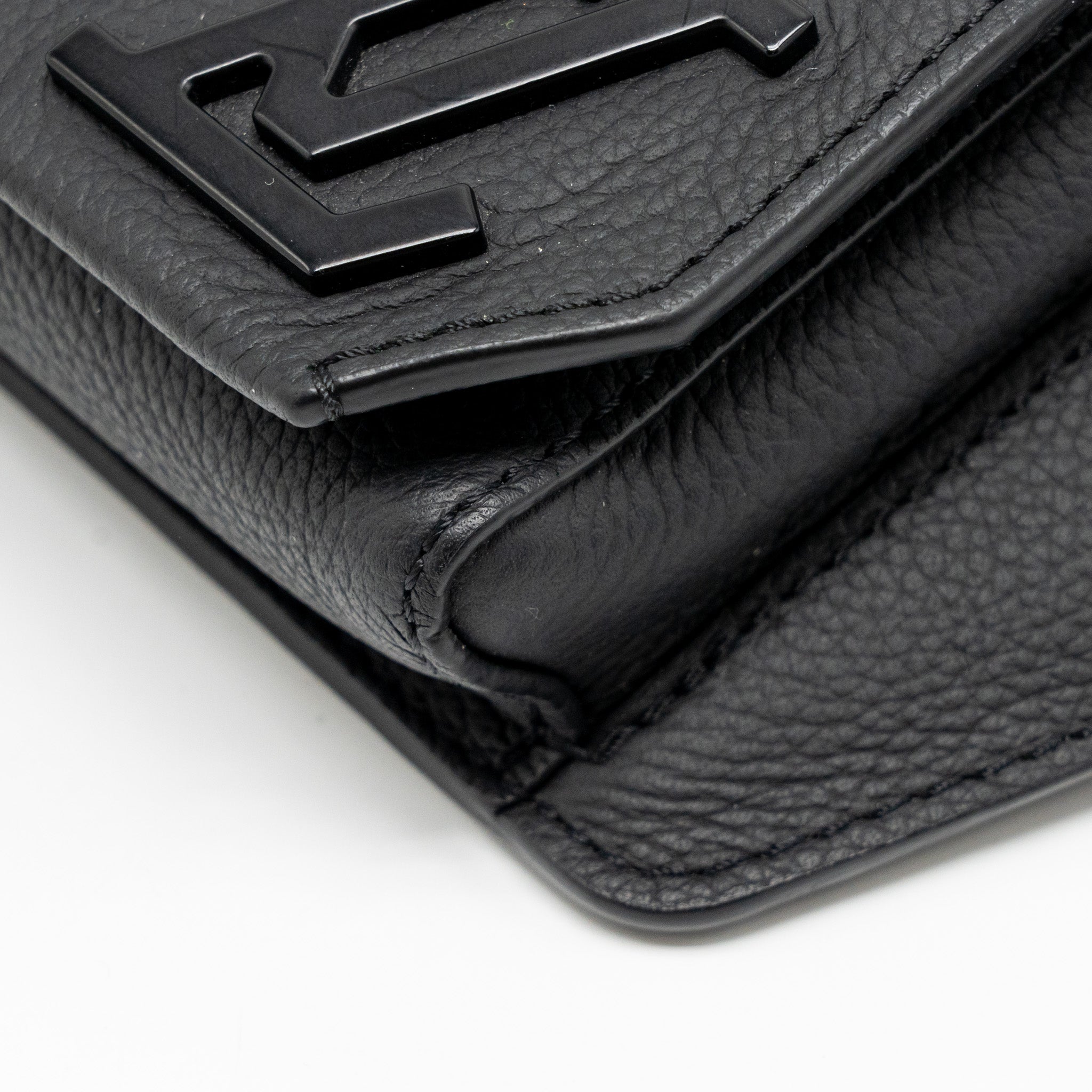 louis-vuitton-aerogram-takeoff-sling-black-grained-calfskin-black-hardware
