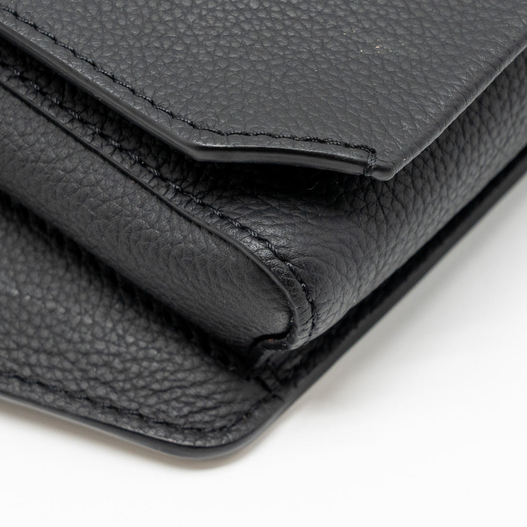 louis-vuitton-aerogram-takeoff-sling-black-grained-calfskin-black-hardware