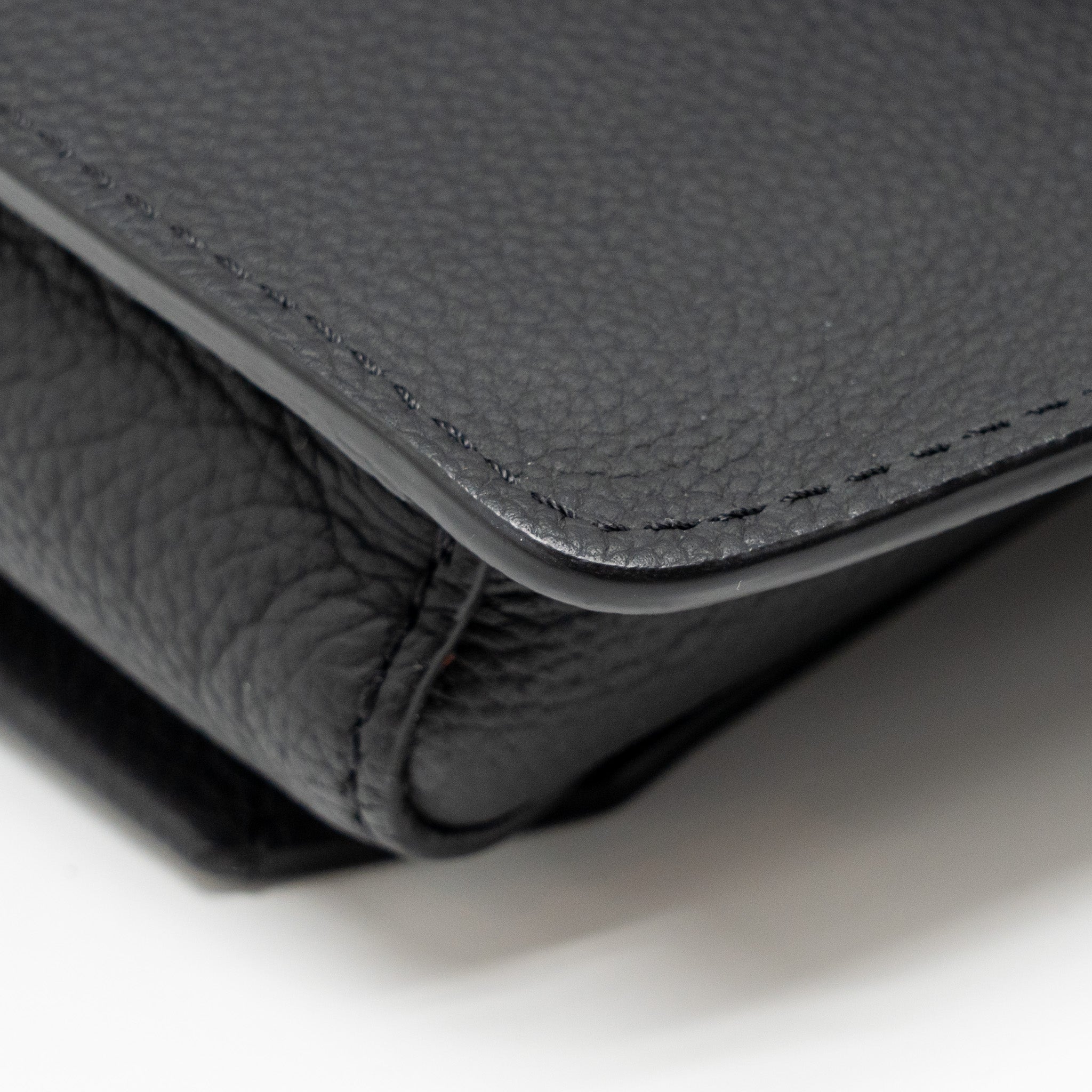 louis-vuitton-aerogram-takeoff-sling-black-grained-calfskin-black-hardware