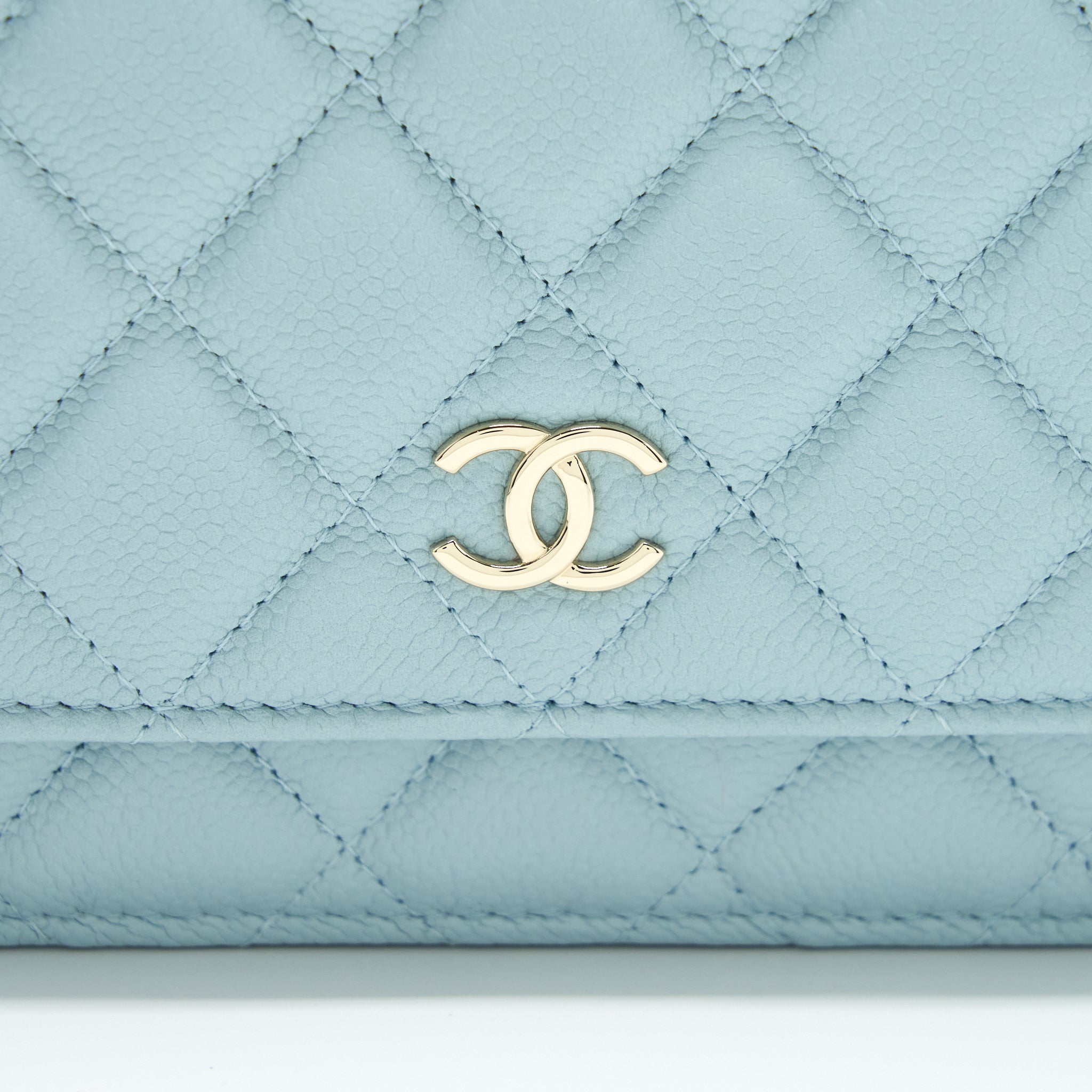 chanel-22p-wallet-on-chain-with-cc-logo-chain-caviar-light-blue-lghw