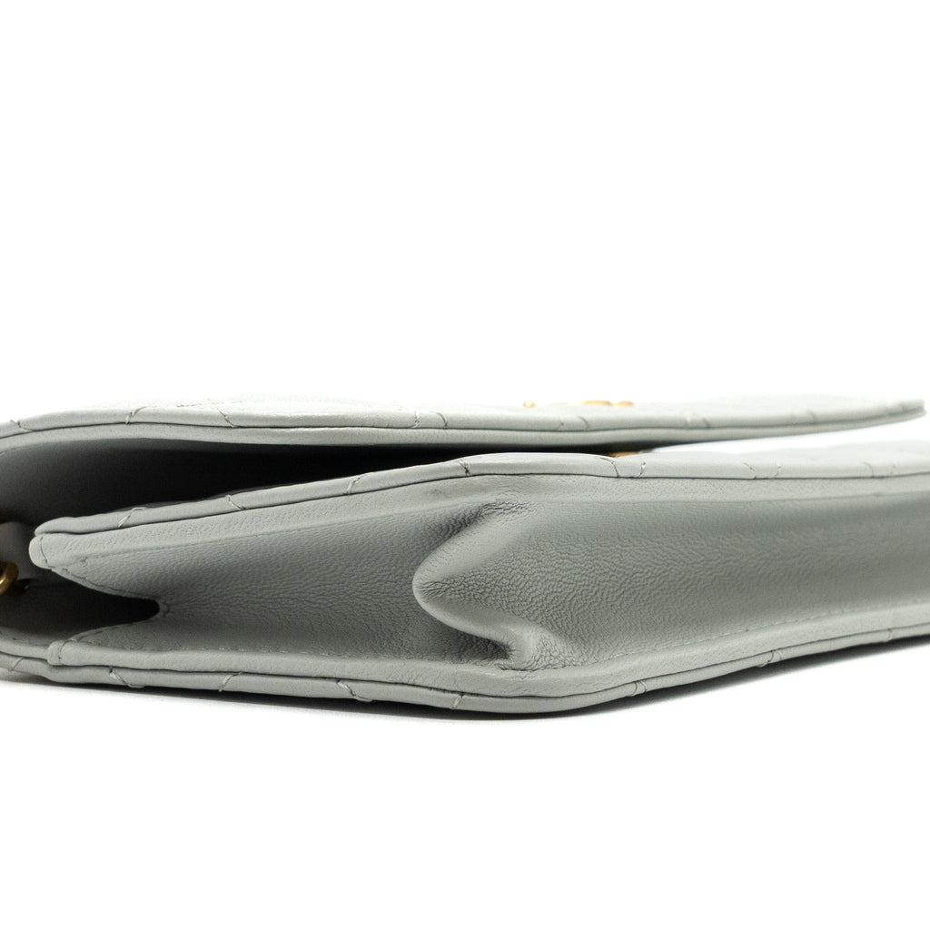 chanel-pearl-crush-mini-wallet-on-chain-lambskin-light-grey-brushed-ghwmicrochip