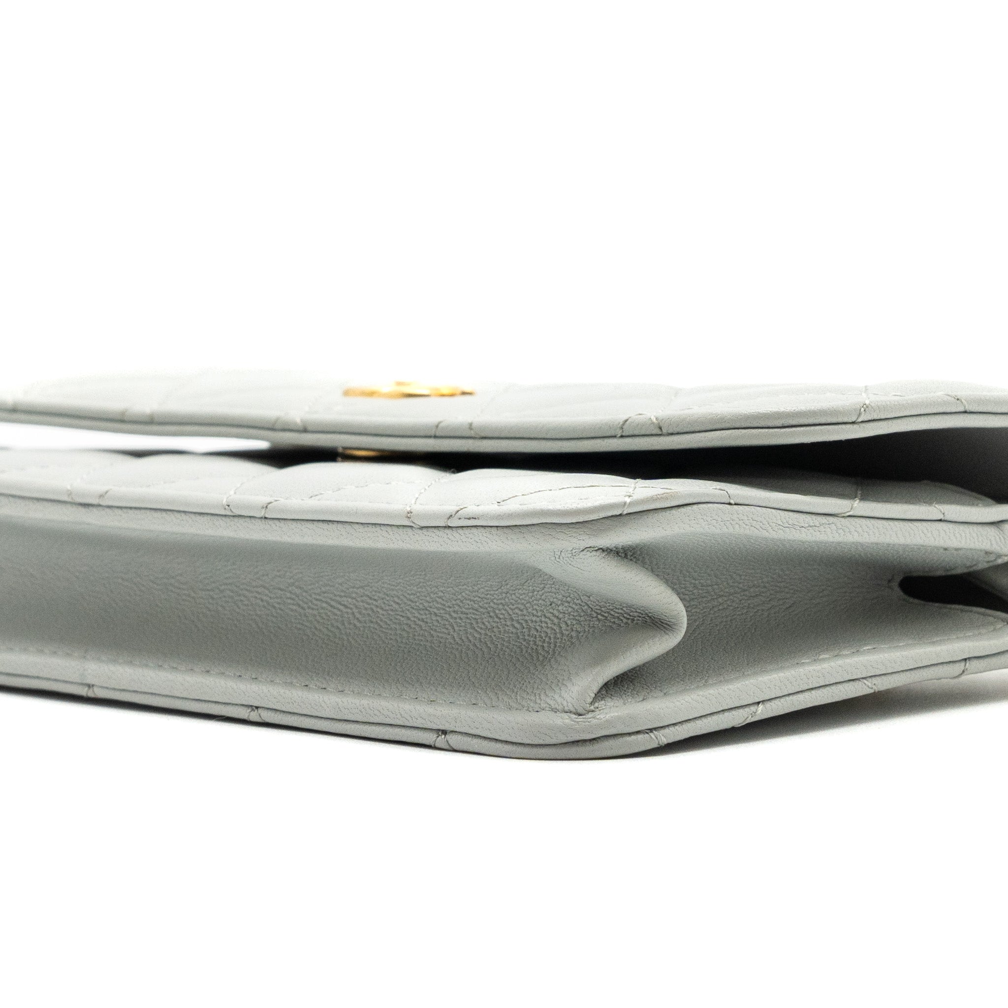 chanel-pearl-crush-mini-wallet-on-chain-lambskin-light-grey-brushed-ghwmicrochip