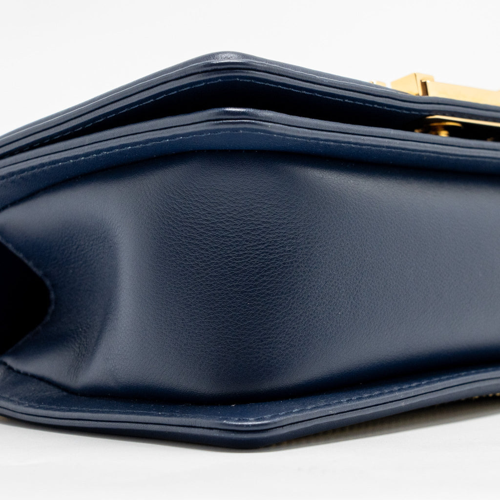 chanel-small-chevron-boy-bag-calfskin-white-navy-ghw