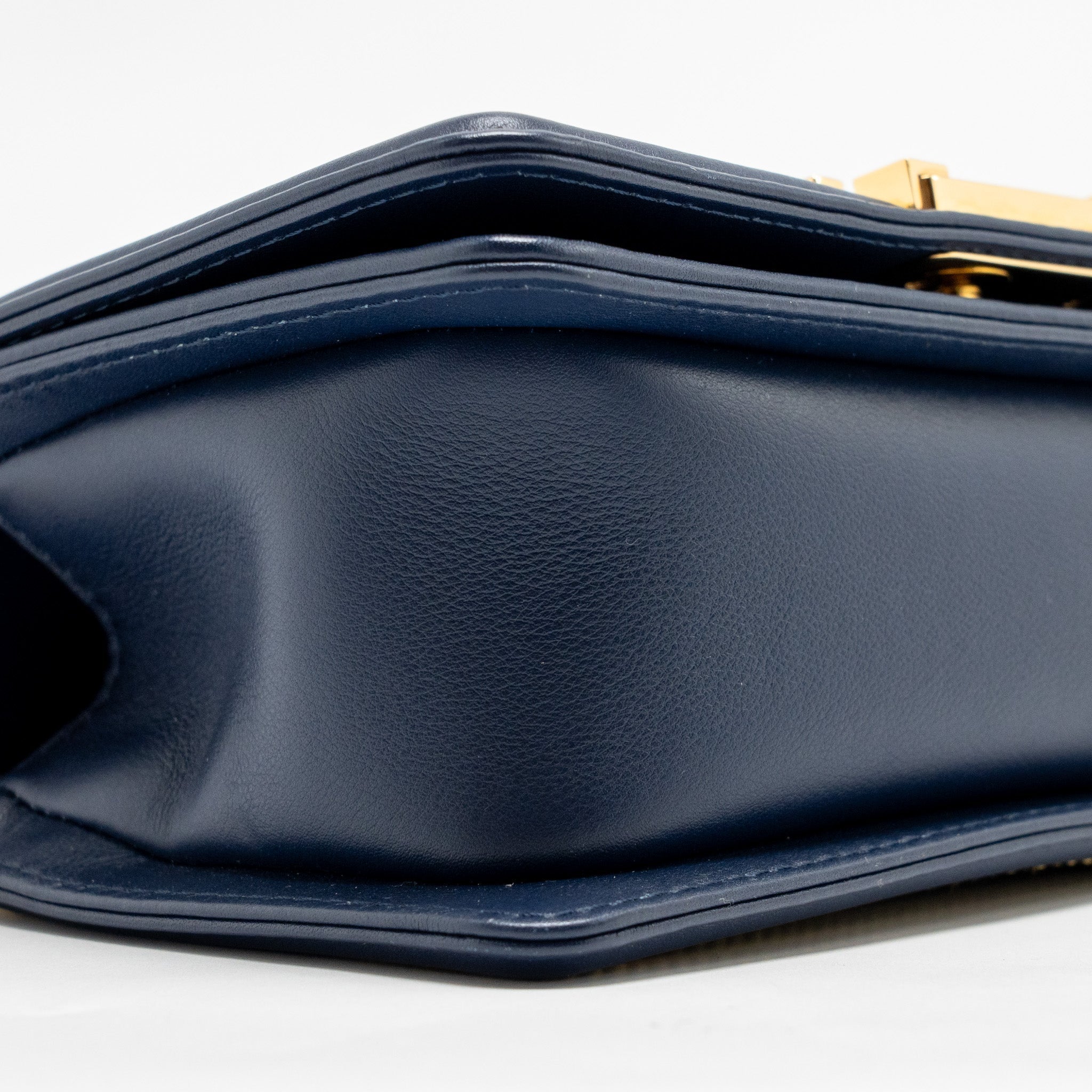 chanel-small-chevron-boy-bag-calfskin-white-navy-ghw