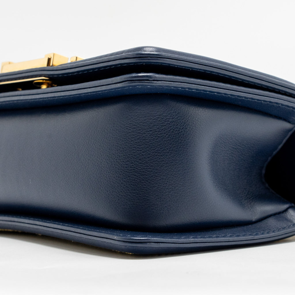 chanel-small-chevron-boy-bag-calfskin-white-navy-ghw