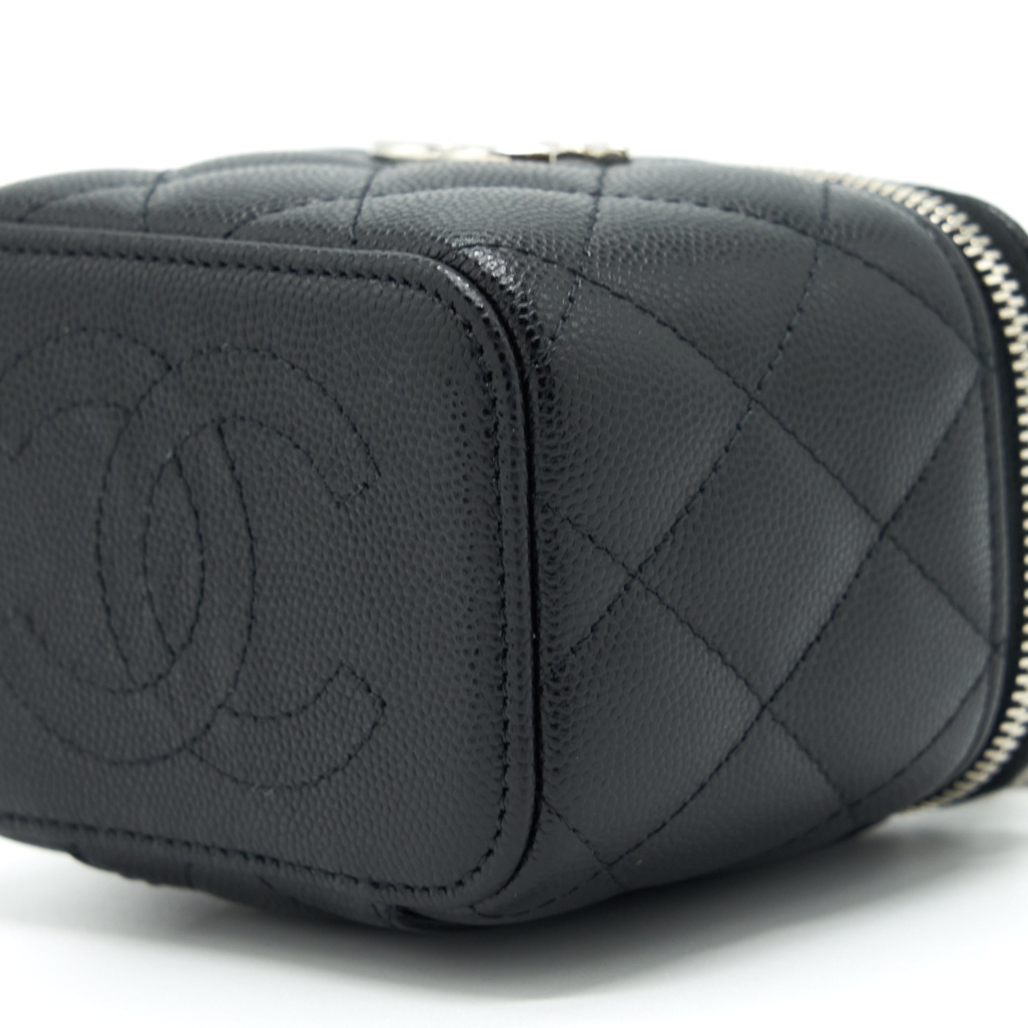 chanel-22s-mini-vanity-with-coco-giant-chain-caviar-black-shw