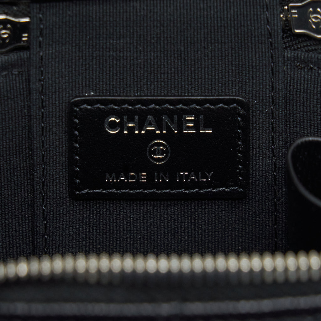 chanel-22s-mini-vanity-with-coco-giant-chain-caviar-black-shw