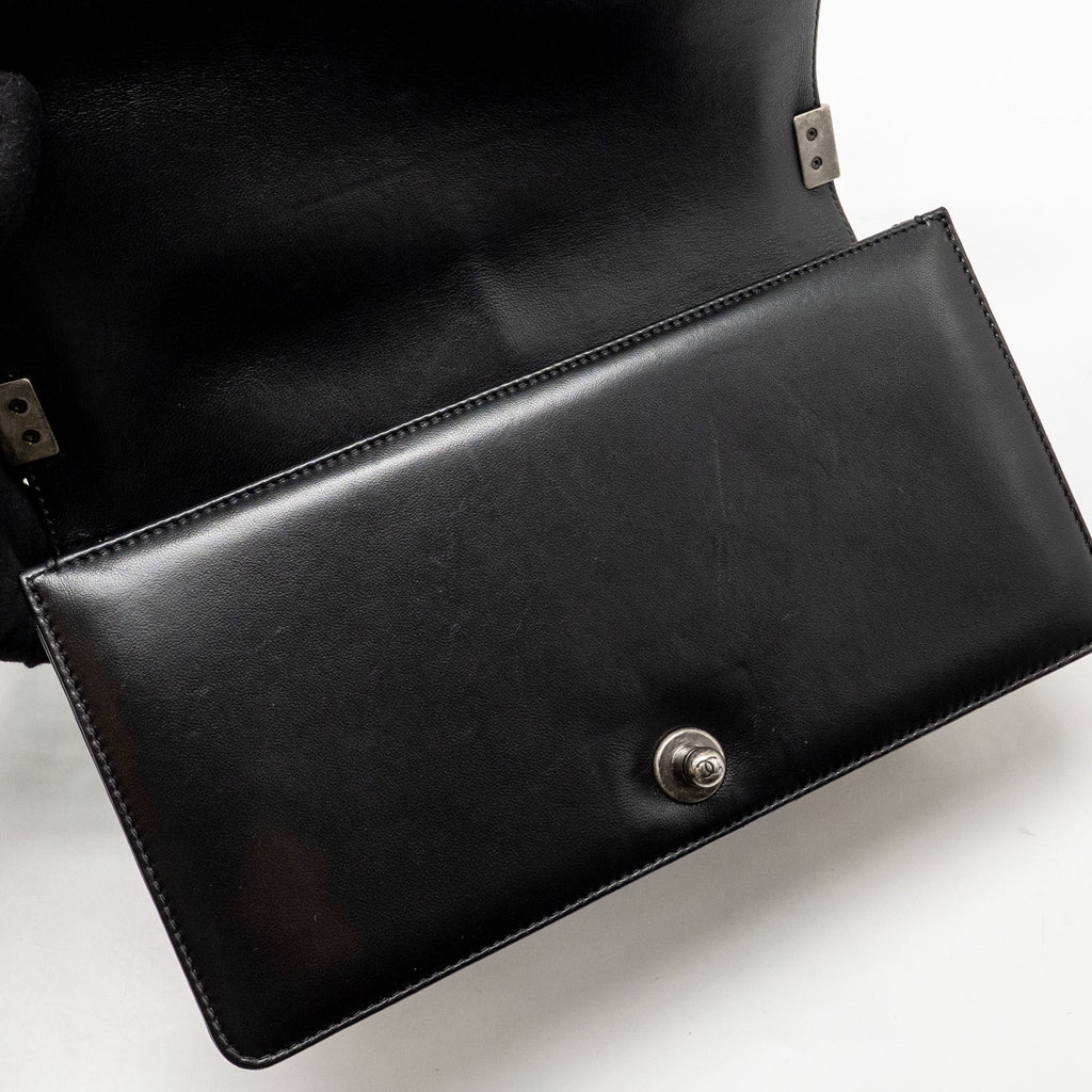 chanel-medium-boy-bag-lambskin-black-ruthenium-shw-2