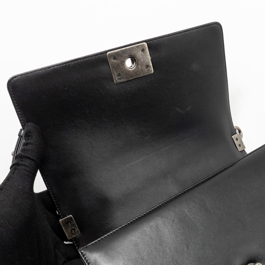 chanel-medium-boy-bag-lambskin-black-ruthenium-shw-2