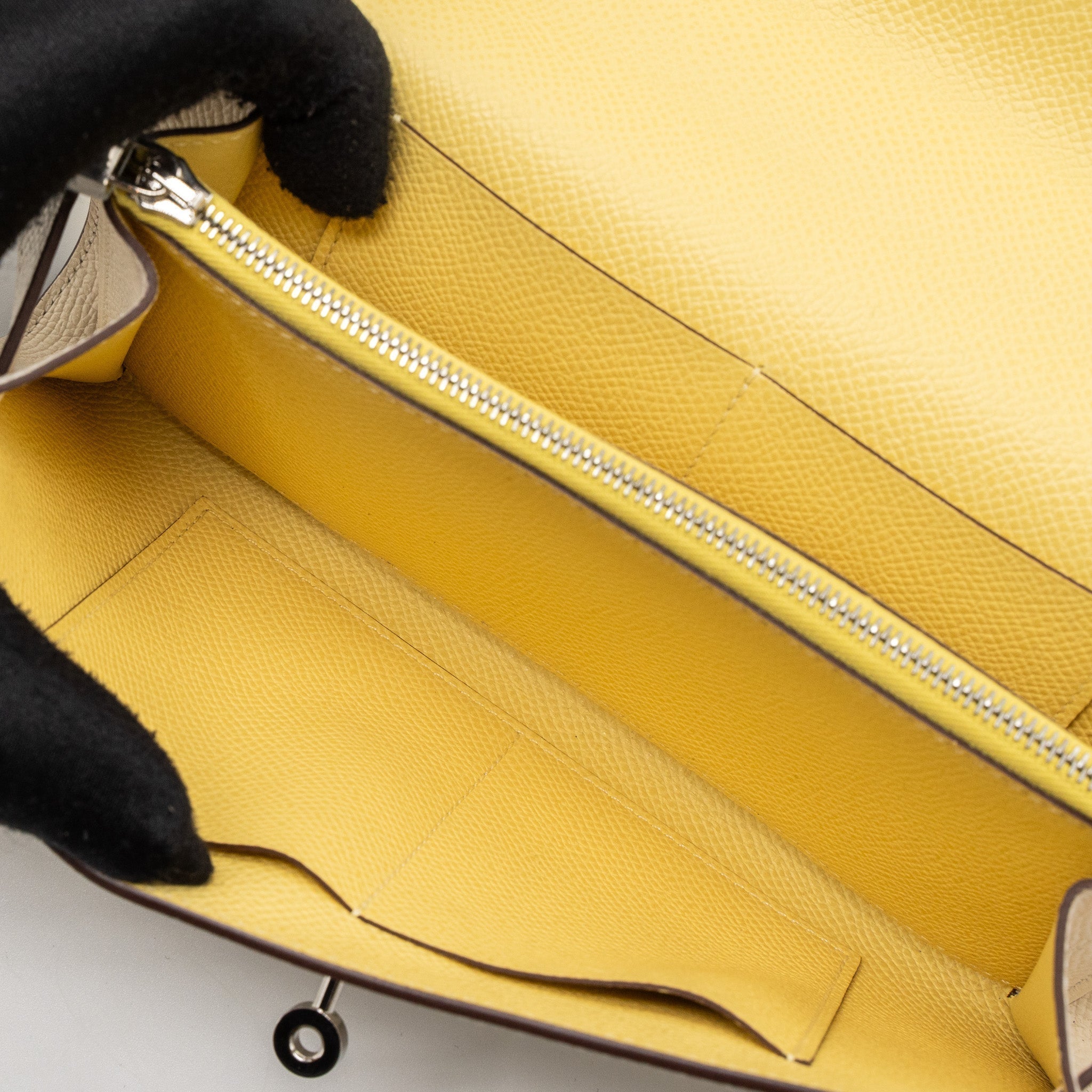 hermes-classic-kelly-to-go-epsom-nata-jaune-poussin-shw-stamp-u