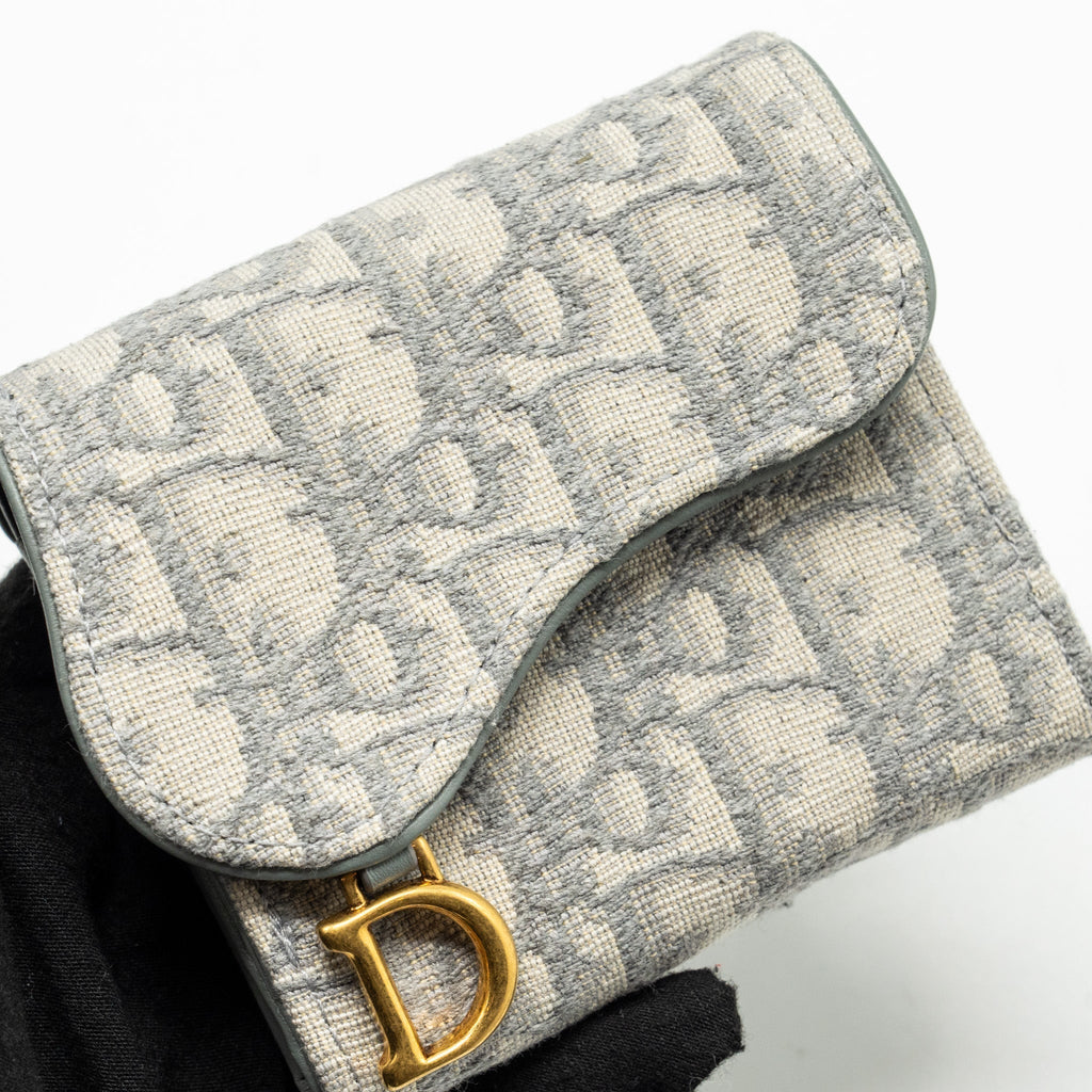 dior-saddle-lotus-wallet-grey-oblique-jacquard-ghw