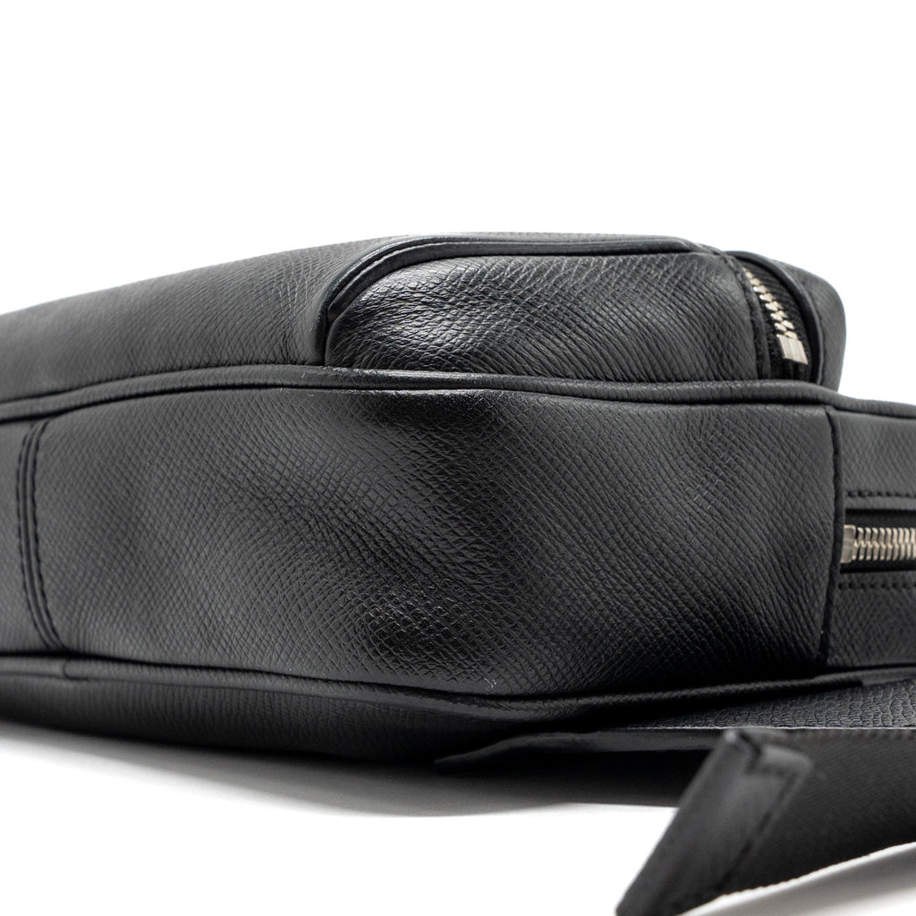 louis-vuitton-taiga-bum-bag-outdoor-leather-black-shw