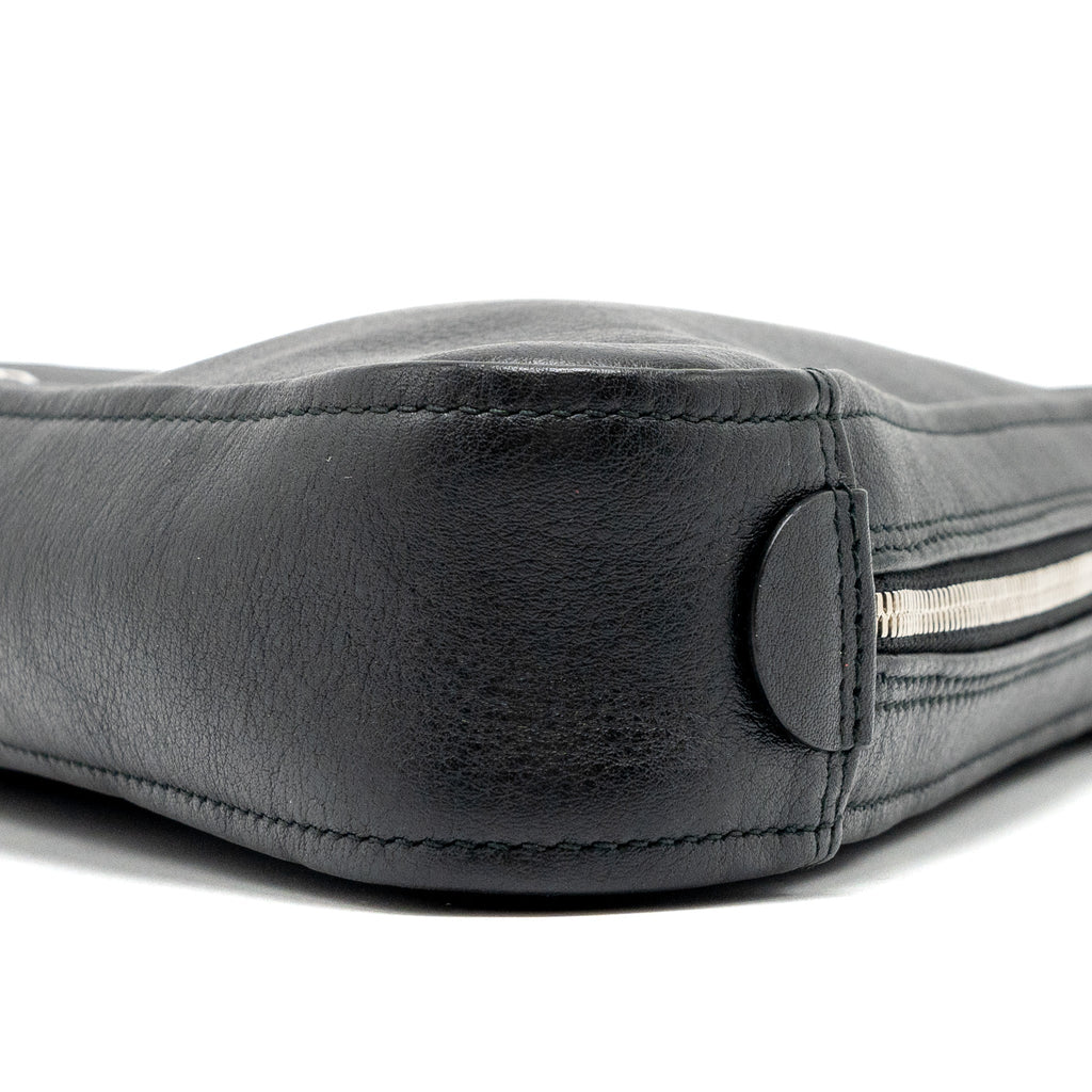balenciaga-triangle-zip-clutch-calfskin-black-shw