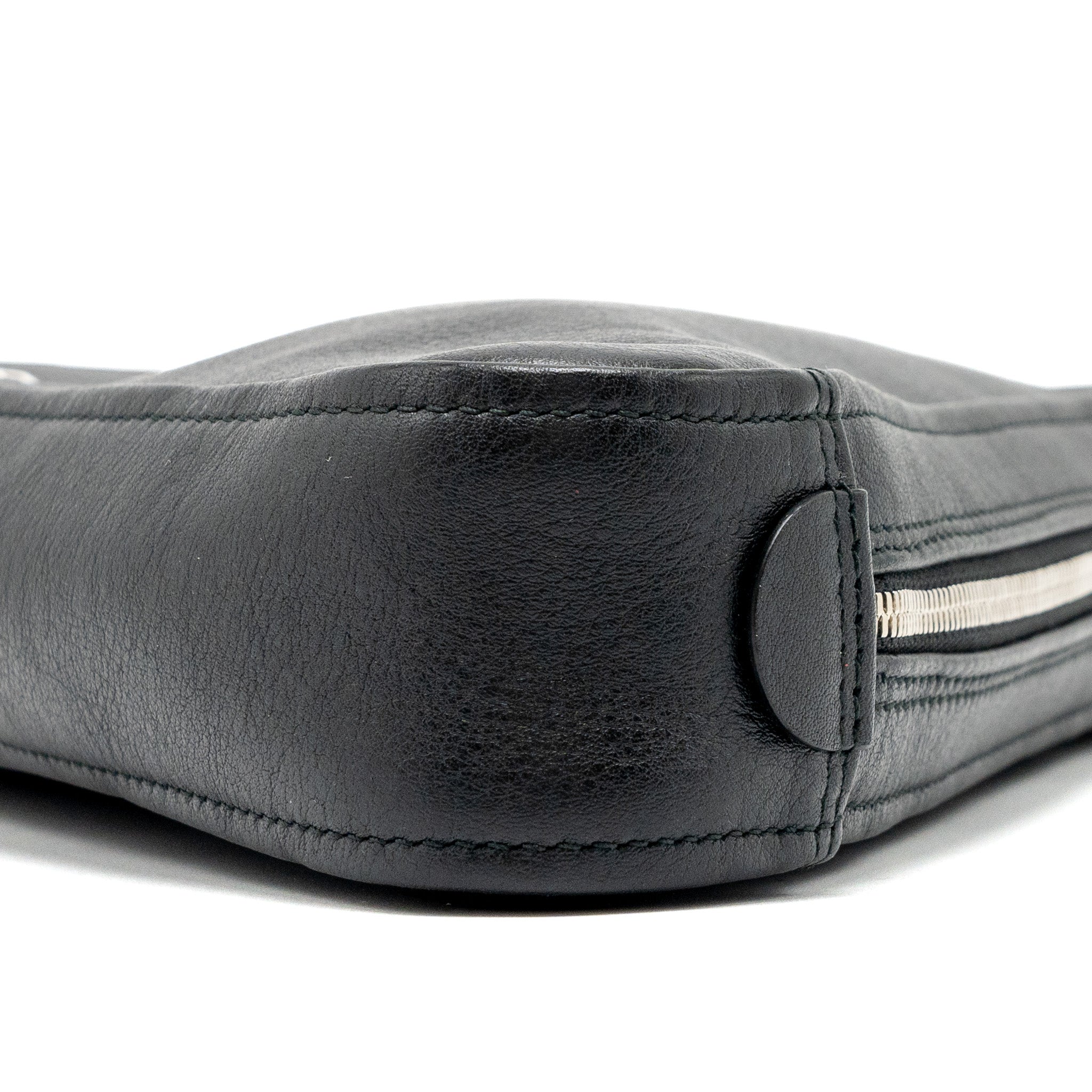 balenciaga-triangle-zip-clutch-calfskin-black-shw