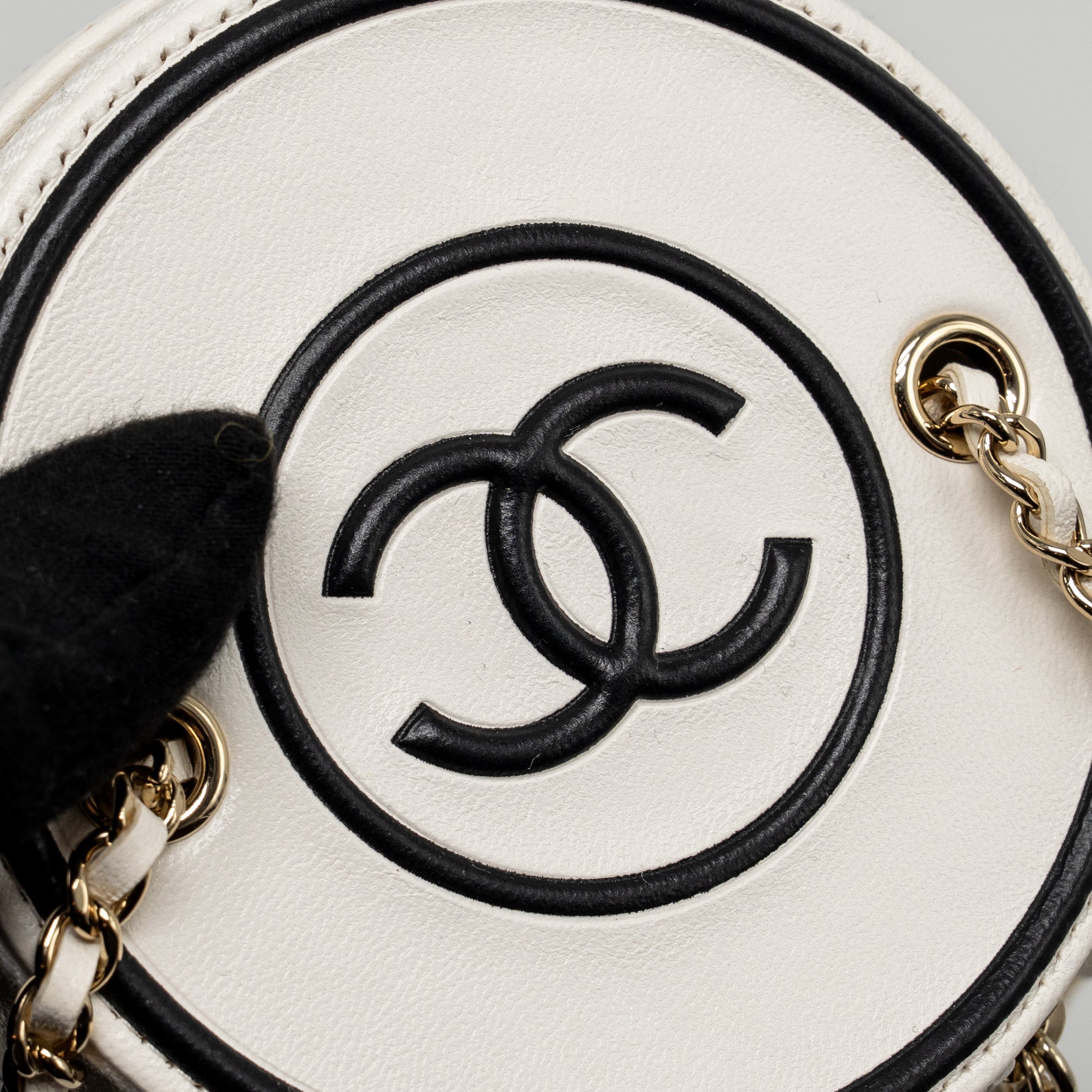 chanel-cc-logo-chains-with-charm-vanity-calfskin-white-lghw