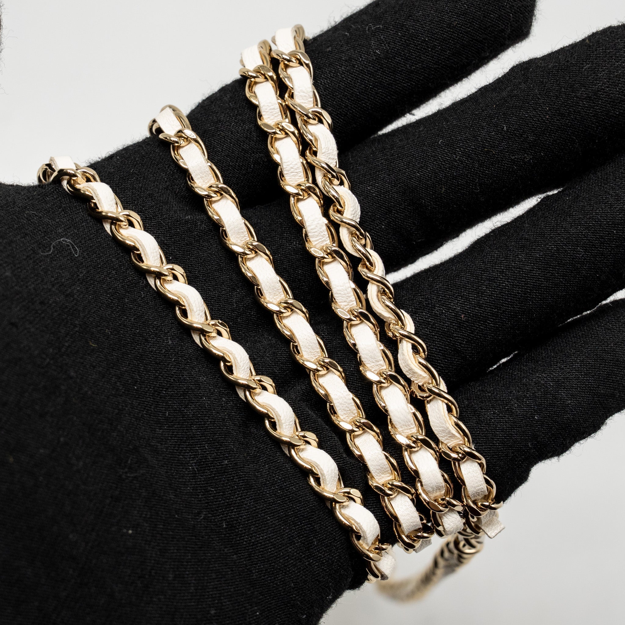 chanel-cc-logo-chains-with-charm-vanity-calfskin-white-lghw