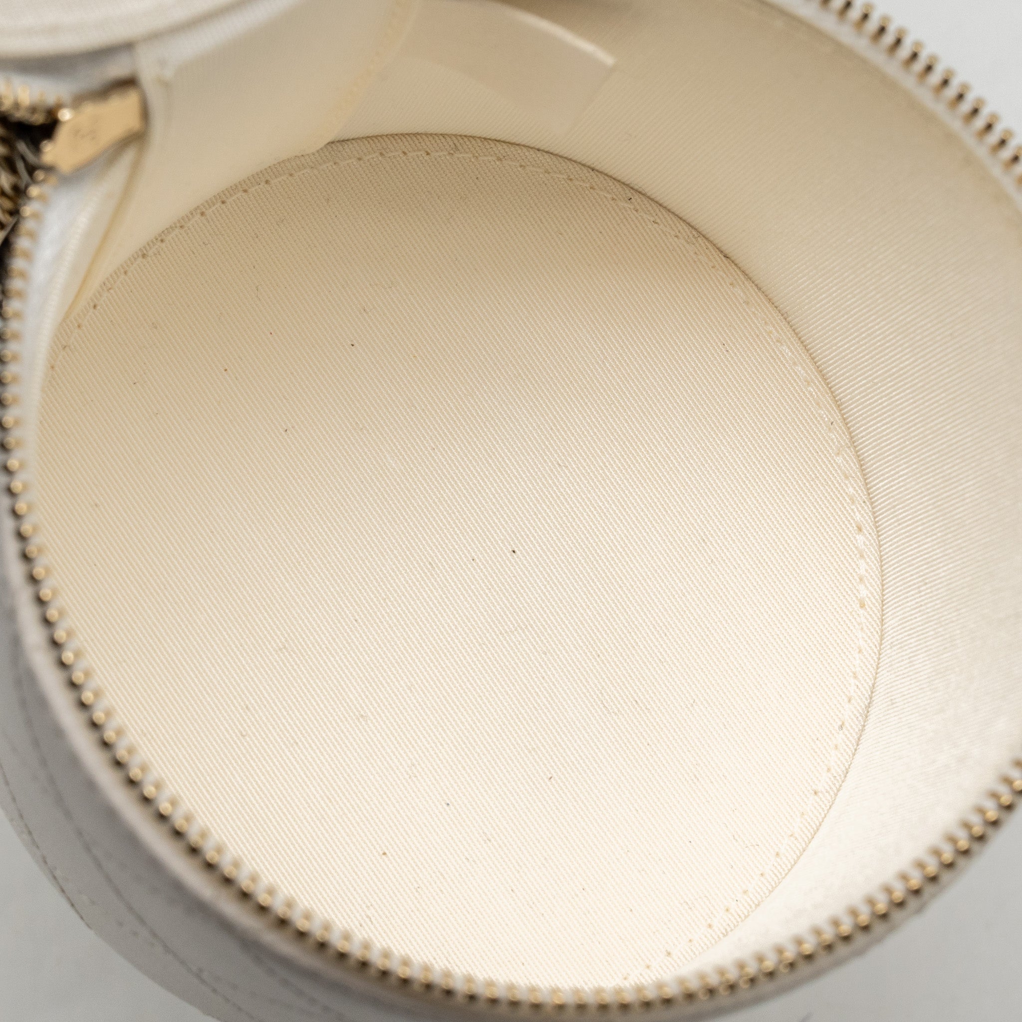 chanel-cc-logo-chains-with-charm-vanity-calfskin-white-lghw