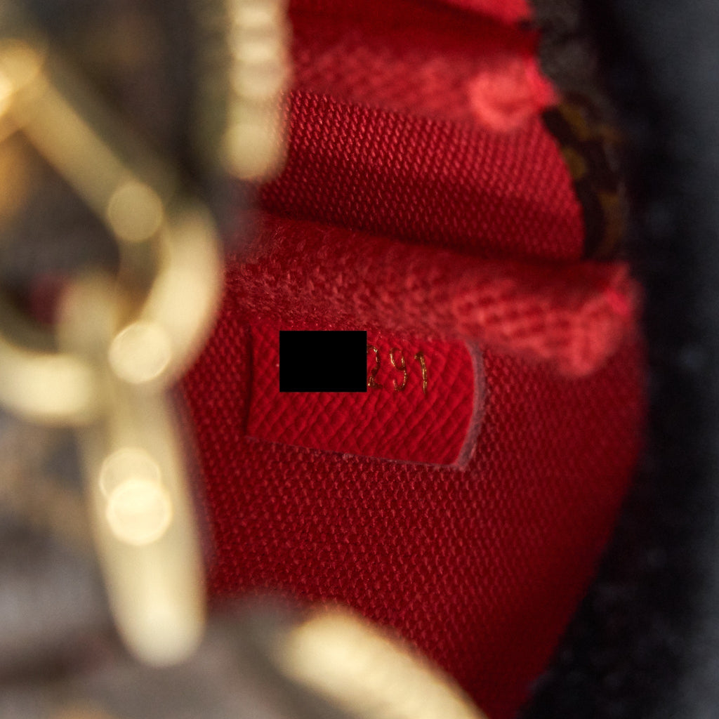 louis-vuitton-mini-pochette-london-christmas-animation-2021