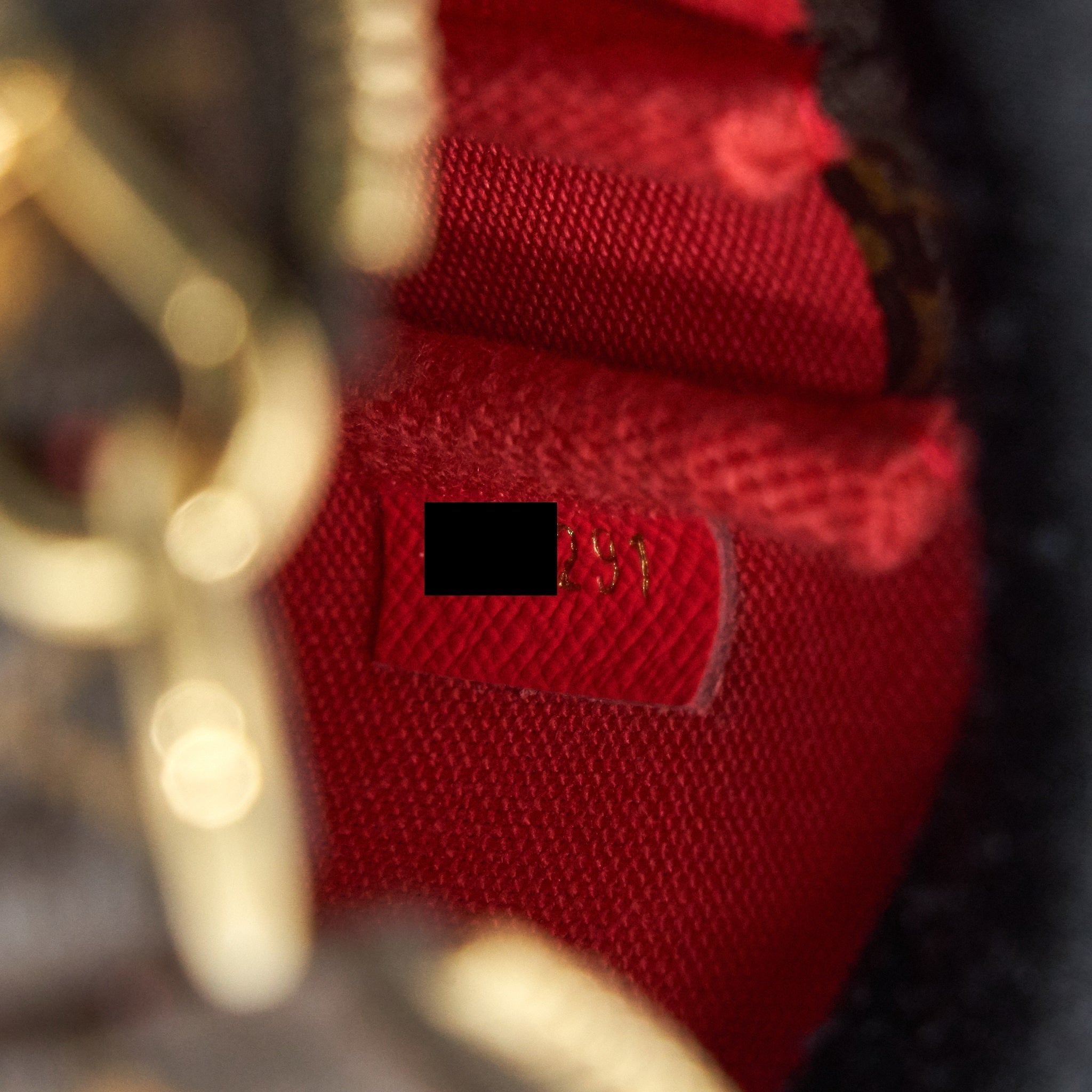louis-vuitton-mini-pochette-london-christmas-animation-2021