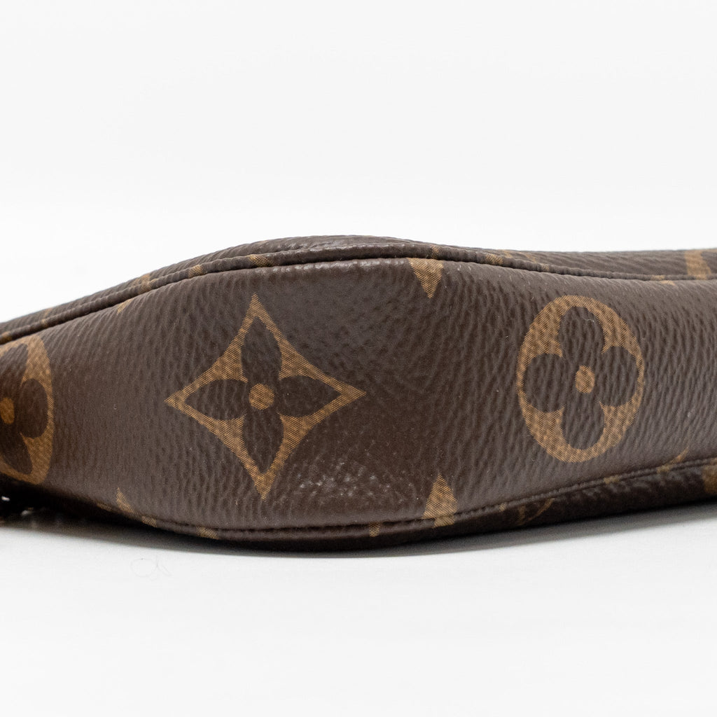 louis-vuitton-mini-pochette-accessoires-monogram-canvas-ghw