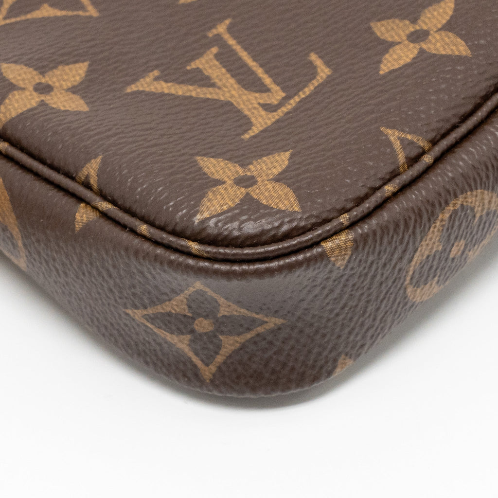 louis-vuitton-mini-pochette-accessoires-monogram-canvas-ghw