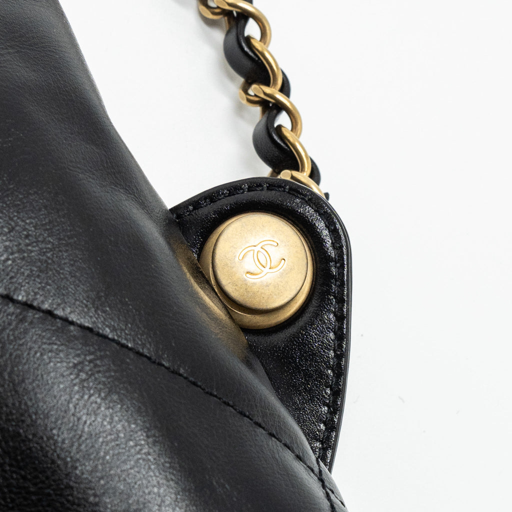 chanel-22-backpack-shiny-calfskin-black-ghwmicrochip