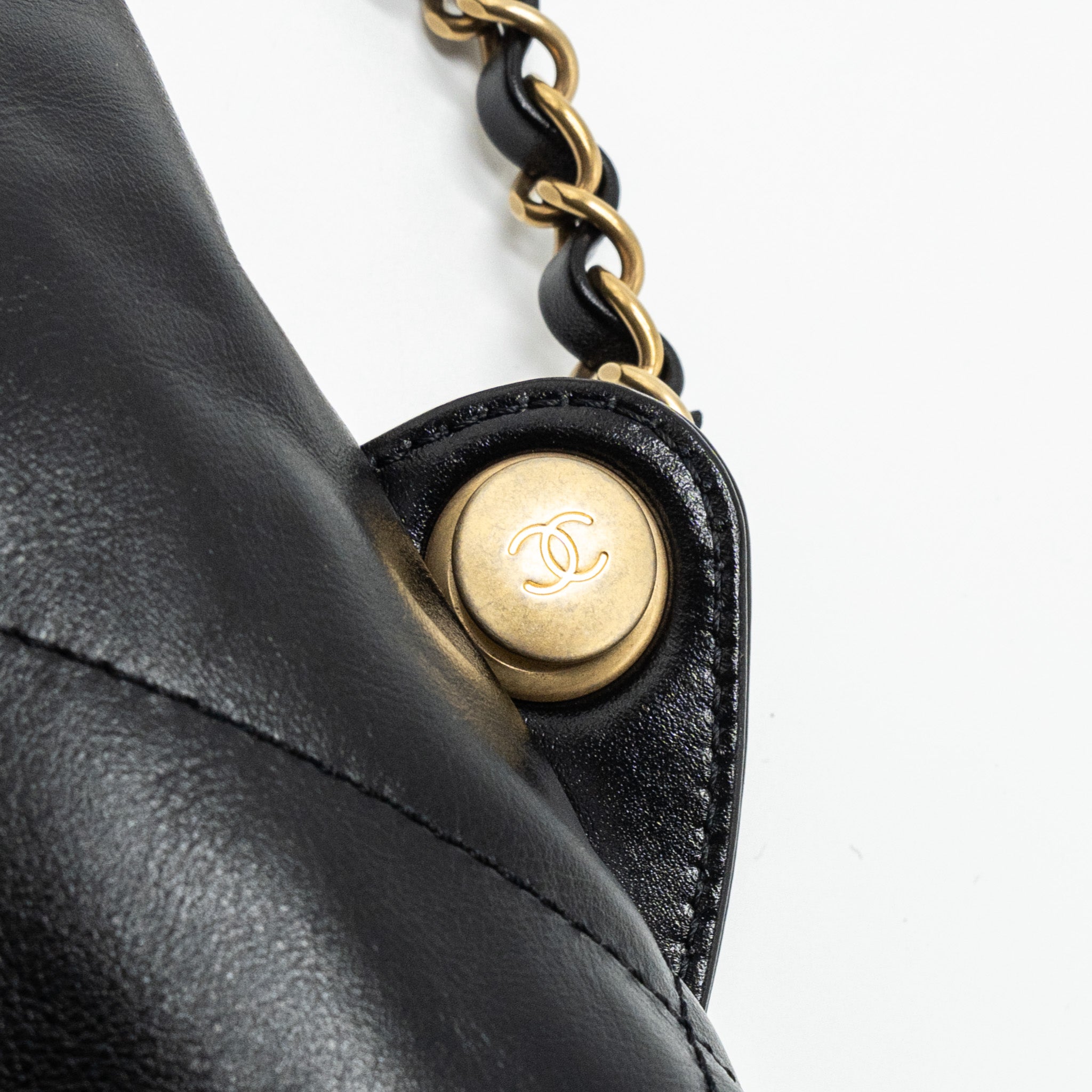 chanel-22-backpack-shiny-calfskin-black-ghwmicrochip