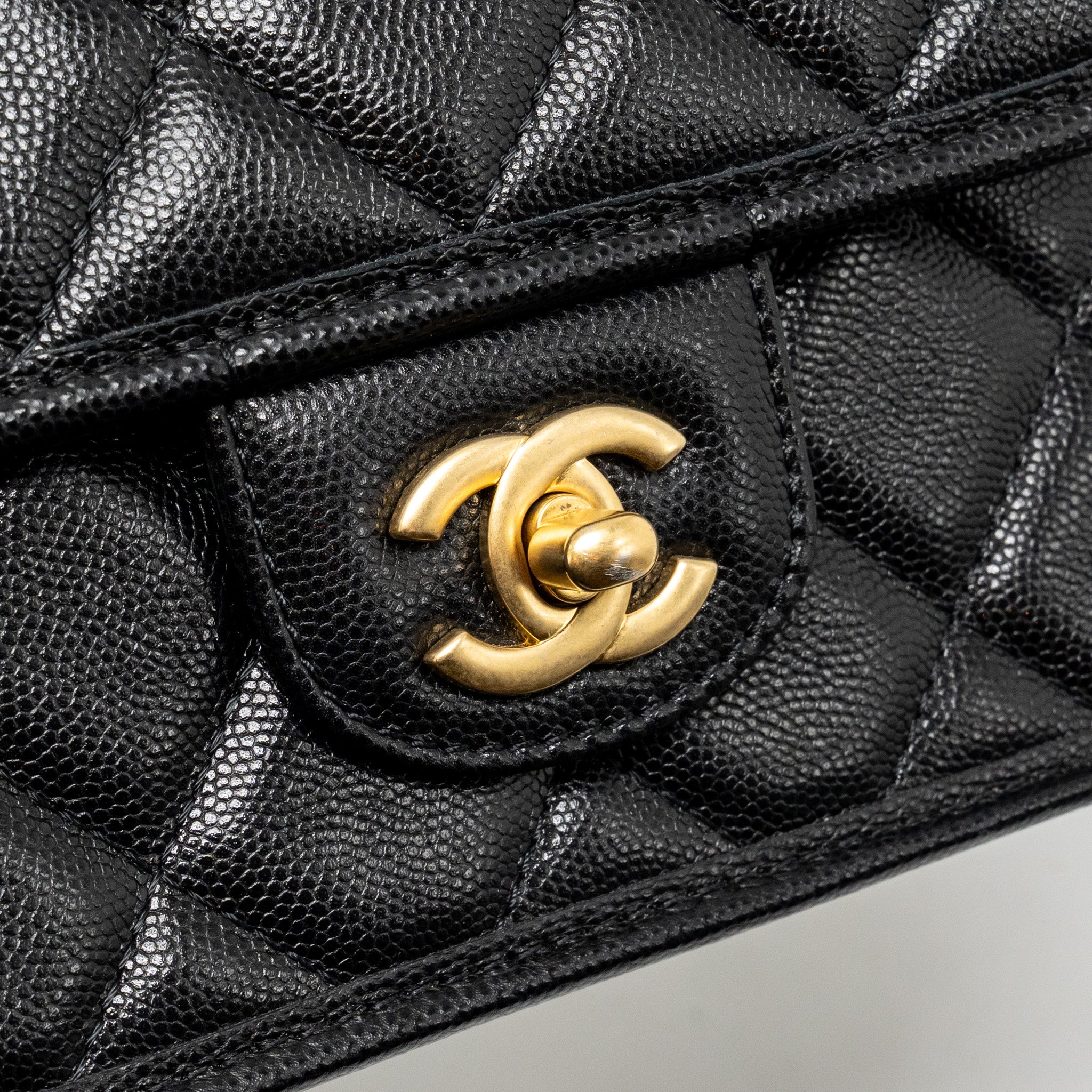 chanel-22k-mini-flap-bag-with-top-handle-shiny-grained-calfskin-black-ghw-microchip-copy