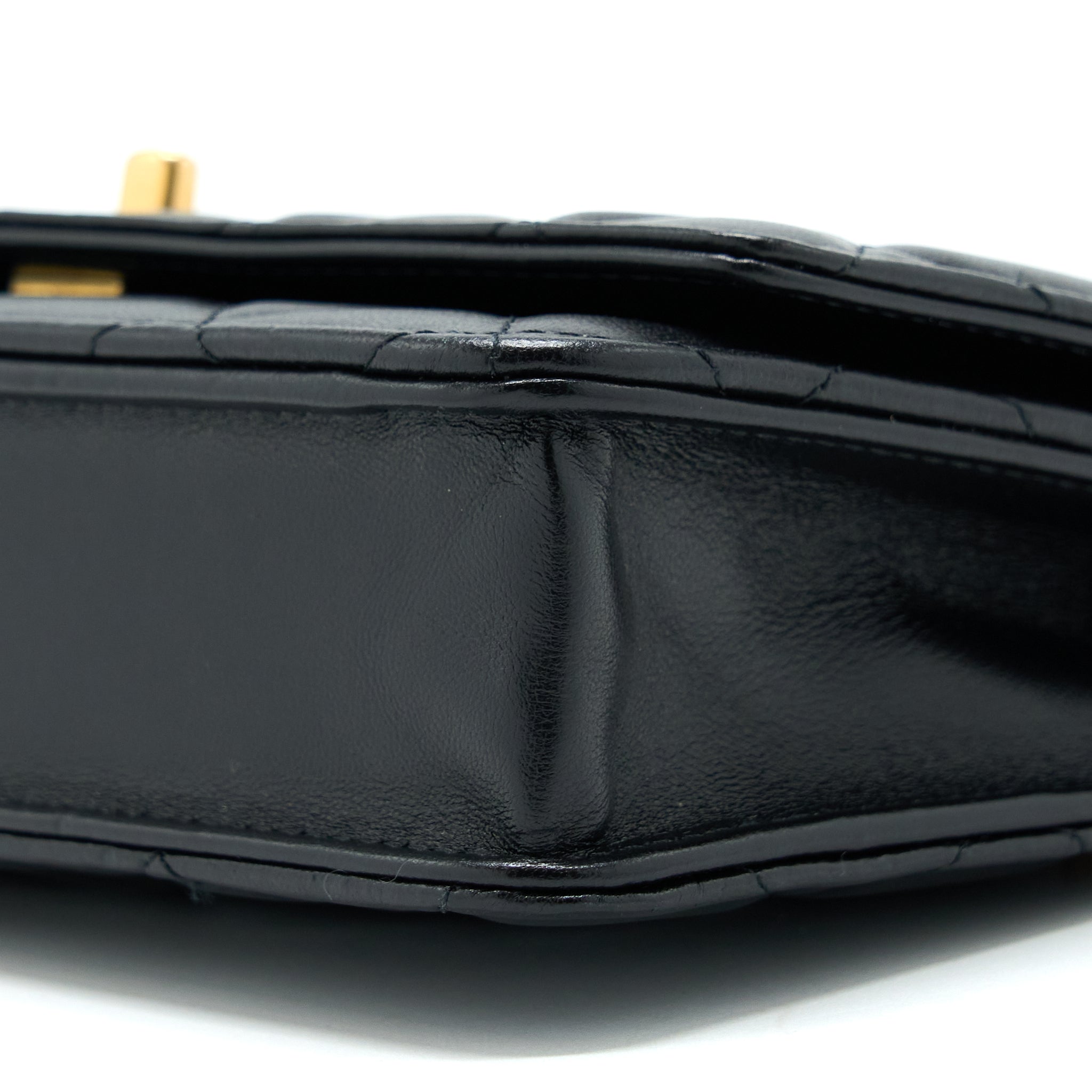 chanel-21s-wallet-on-chain-with-pearl-cc-logo-round-handle-lambskin-black-brushed-ghw