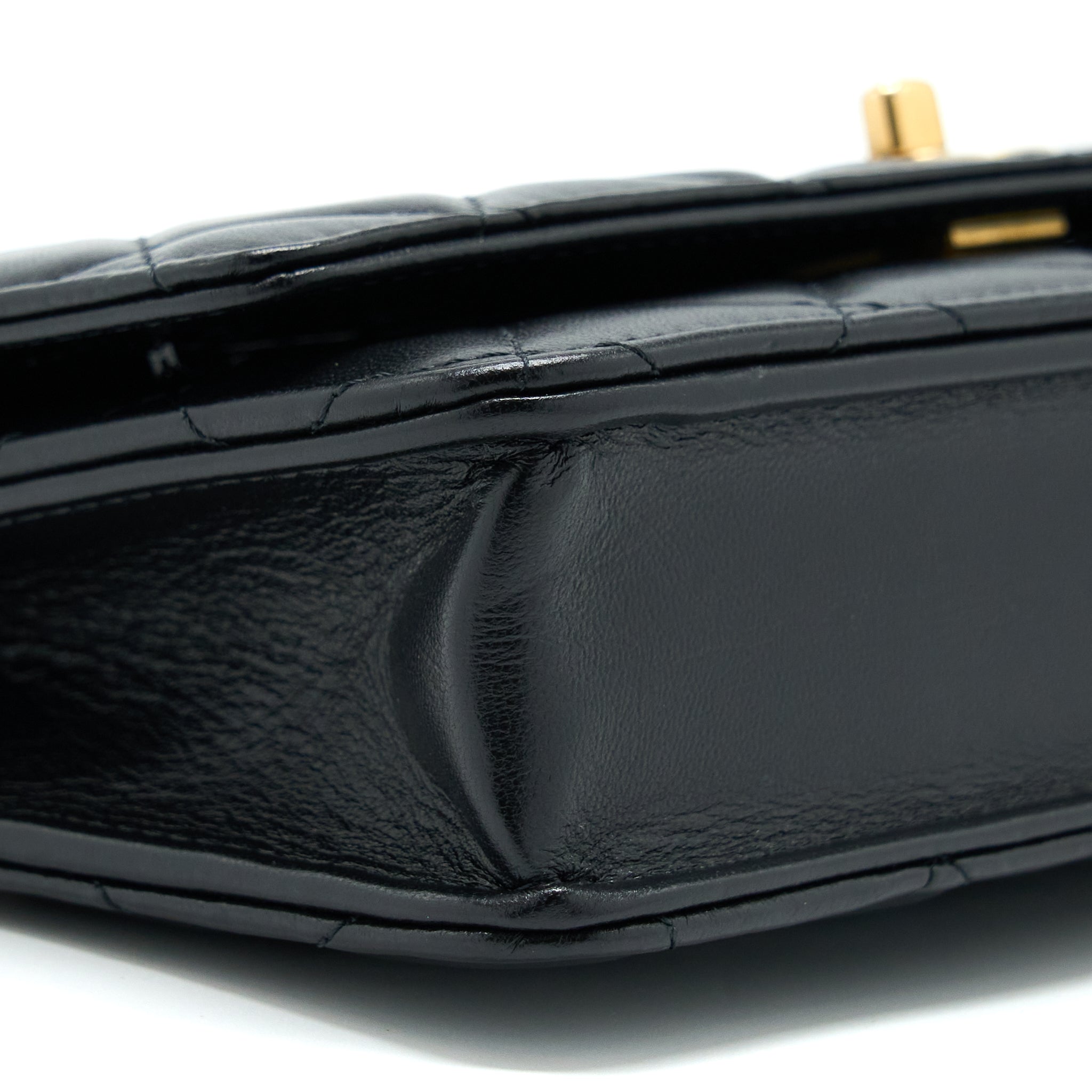 chanel-21s-wallet-on-chain-with-pearl-cc-logo-round-handle-lambskin-black-brushed-ghw