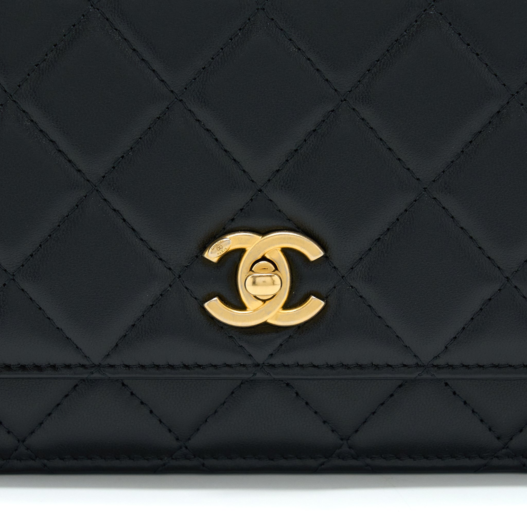 chanel-21s-wallet-on-chain-with-pearl-cc-logo-round-handle-lambskin-black-brushed-ghw